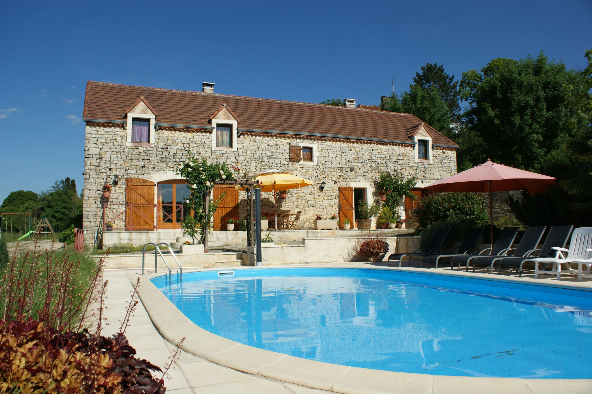 Kindvriendelijk vakantiehuis met zwembad in Thédirac.