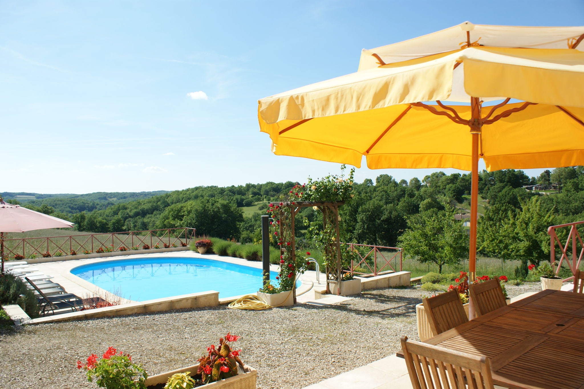 Charmante maison de vacances à Thédirac avec piscine