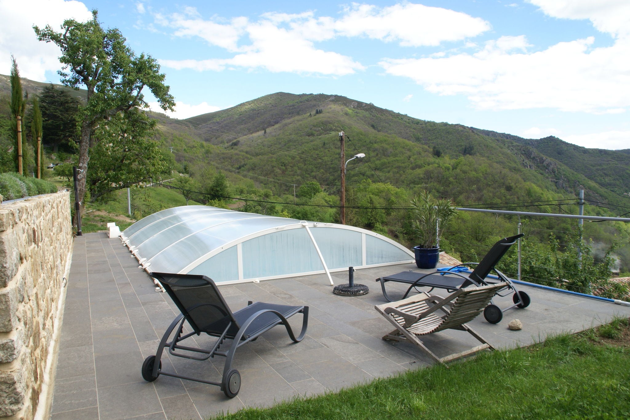 Maison de vacances de charme à Burzet avec piscine