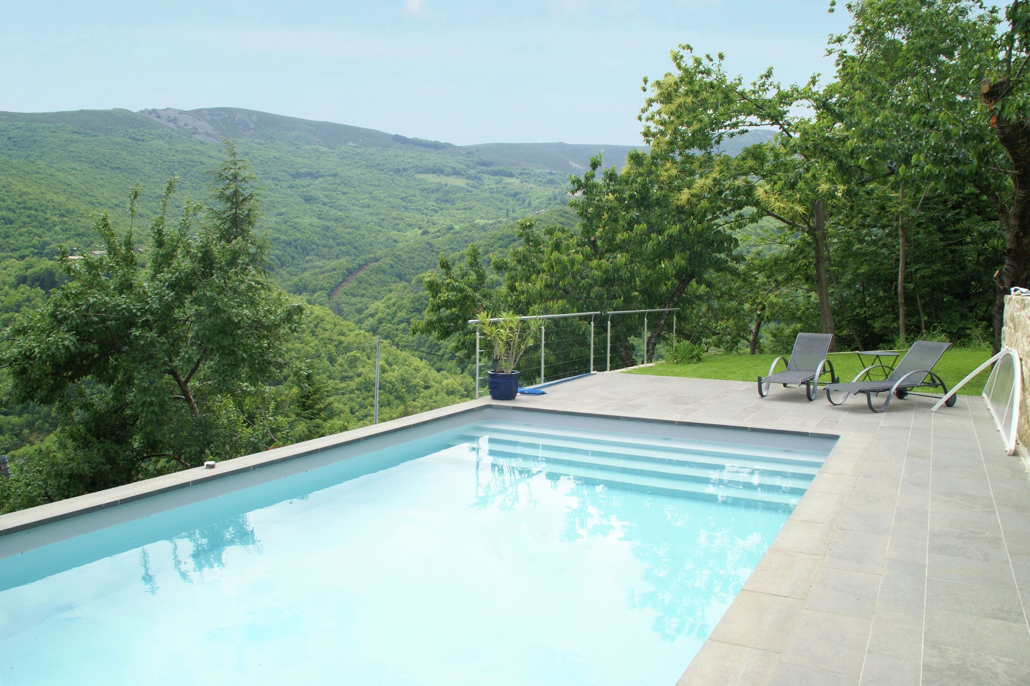 Maison de vacances de charme à Burzet avec piscine