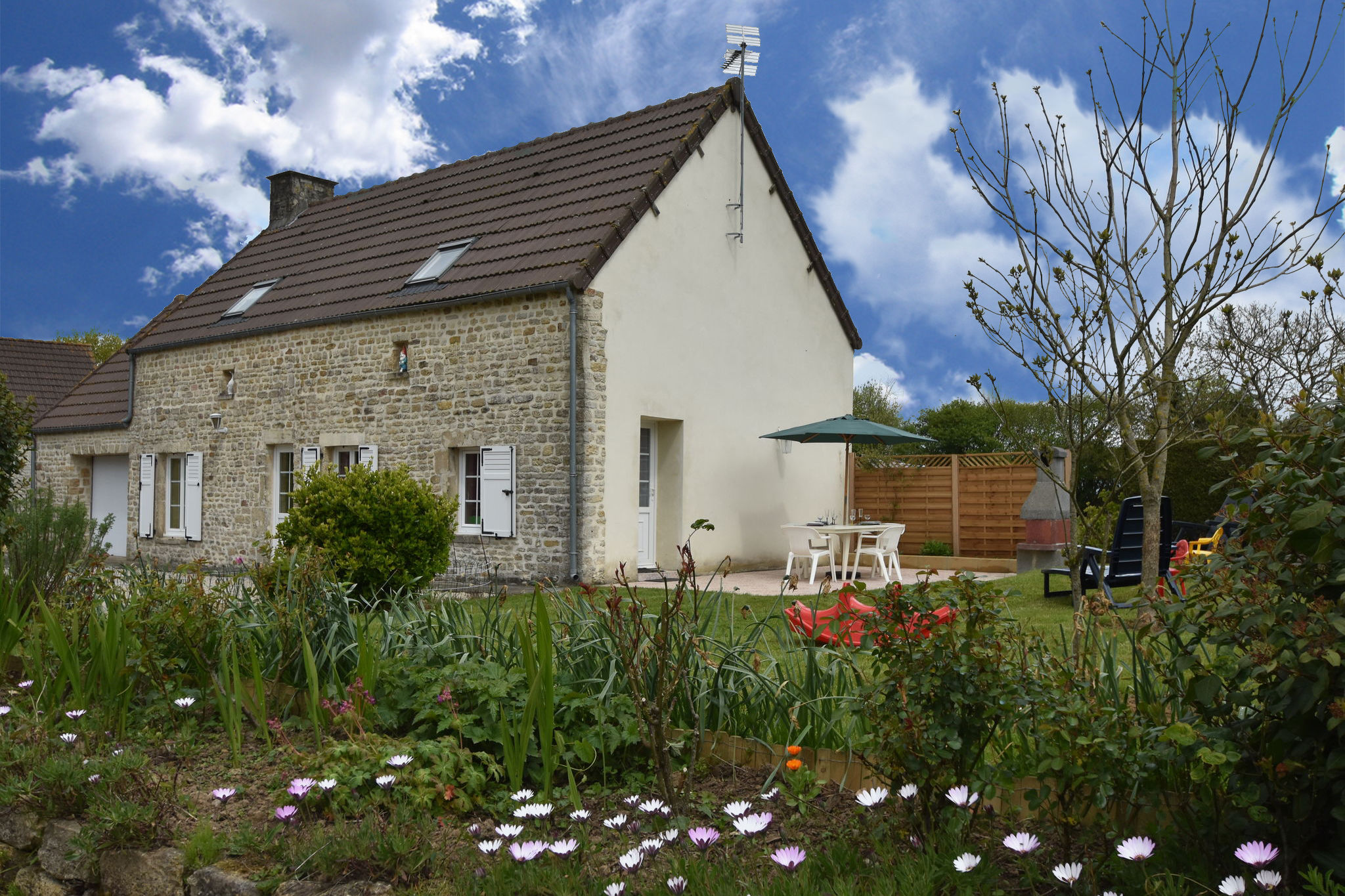 Maison de vacances cosy avec cheminée à Gourbesville