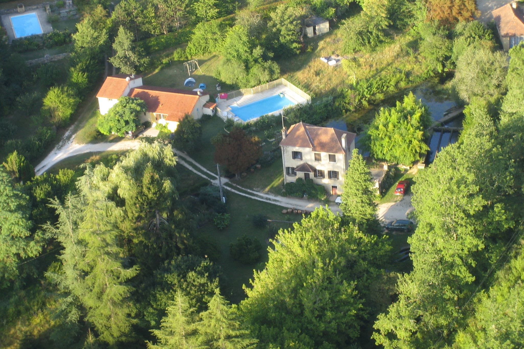 Agréable maison avec piscine à Saint-Cybranet, 7km de Beynac