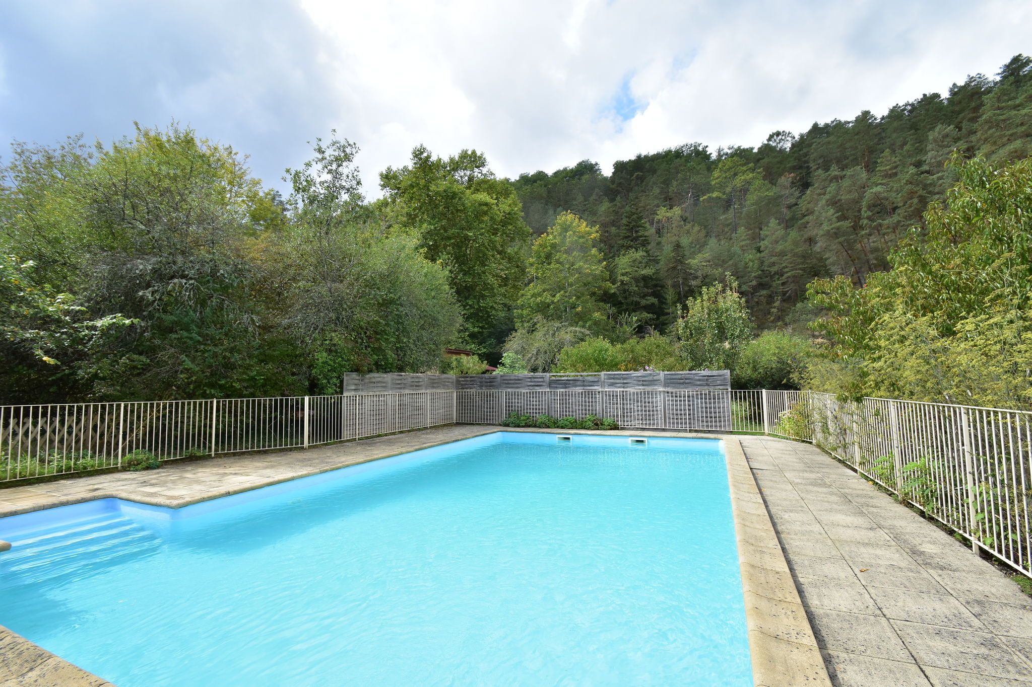 Agréable maison avec piscine à Saint-Cybranet, 7km de Beynac