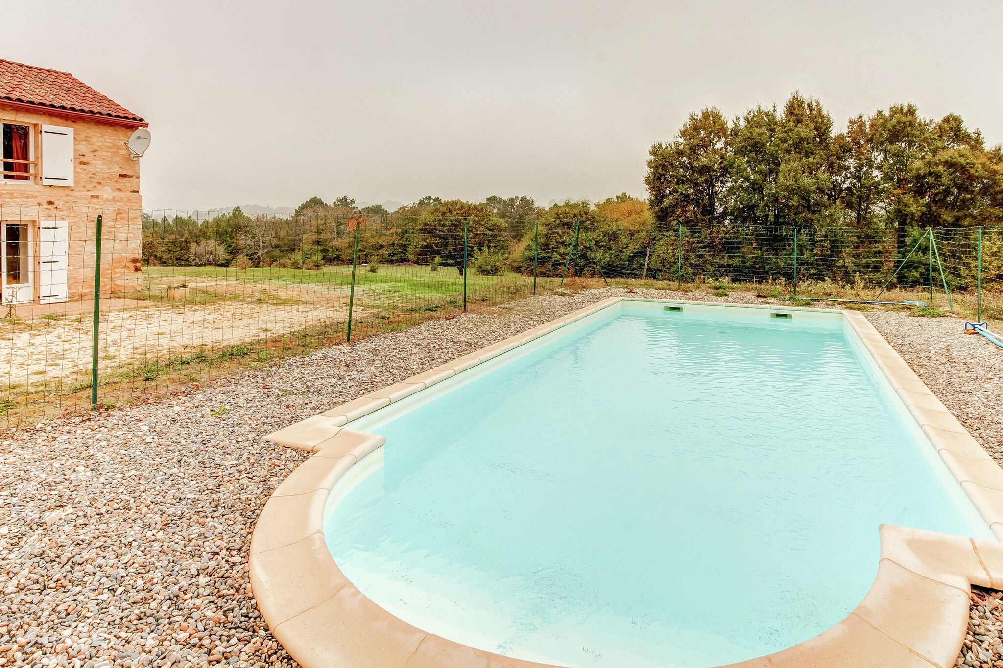 Maison de vacances spacieuse avec piscine privée à Loubejac