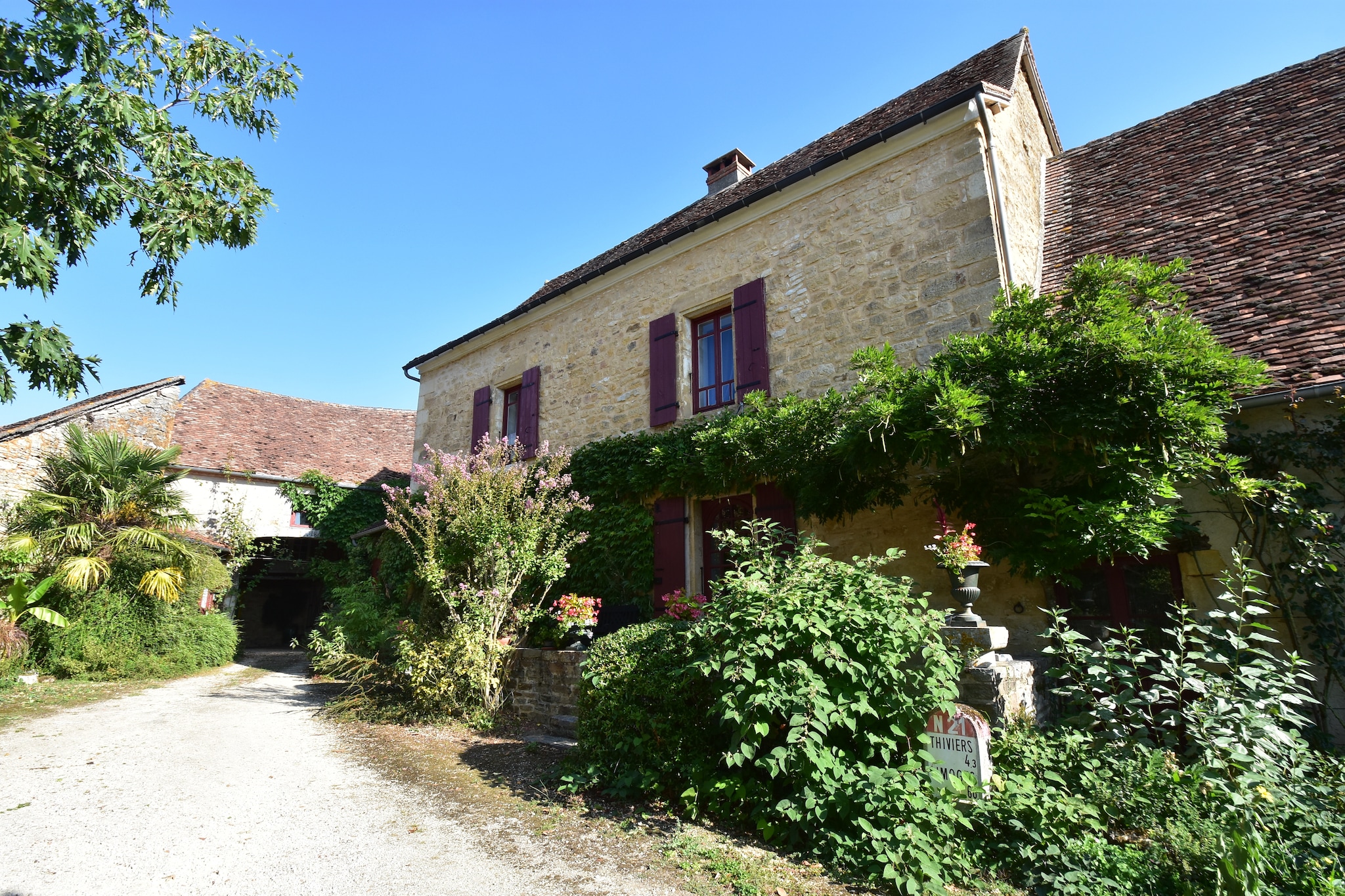 Maison de vacances St Jory las Bloux-Buitenkant zomer