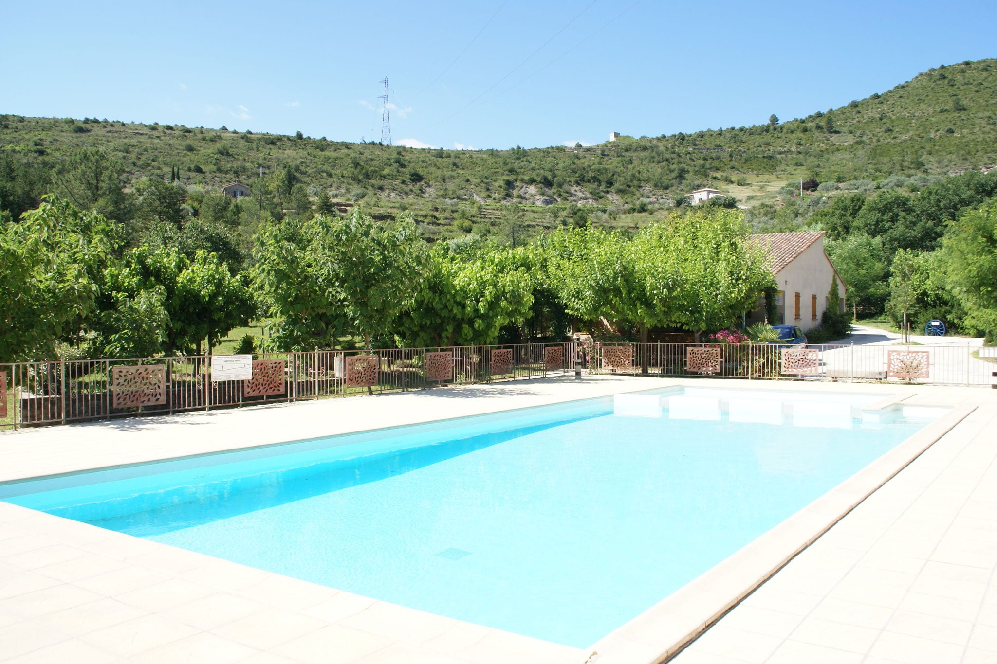 Ruhiges Ferienhaus in Les Assions mit Swimmingpool