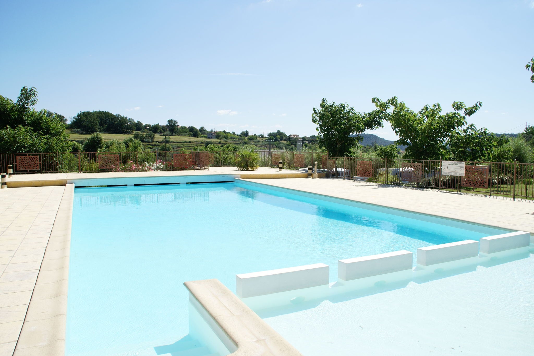 Ruhiges Ferienhaus in Les Assions mit Swimmingpool