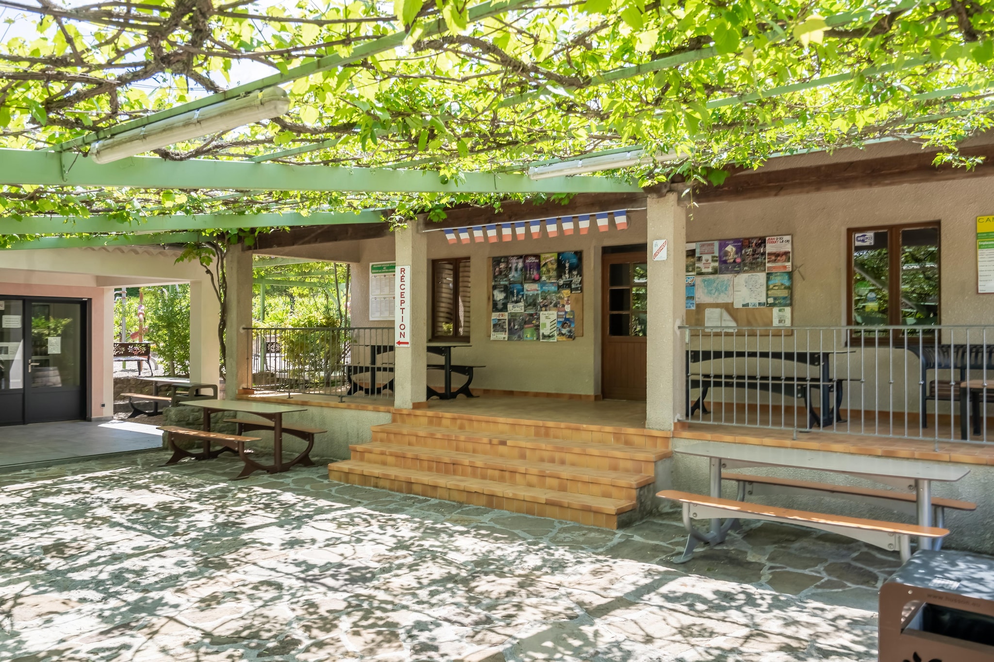 Maison de vacances paisible avec piscine aux Assions