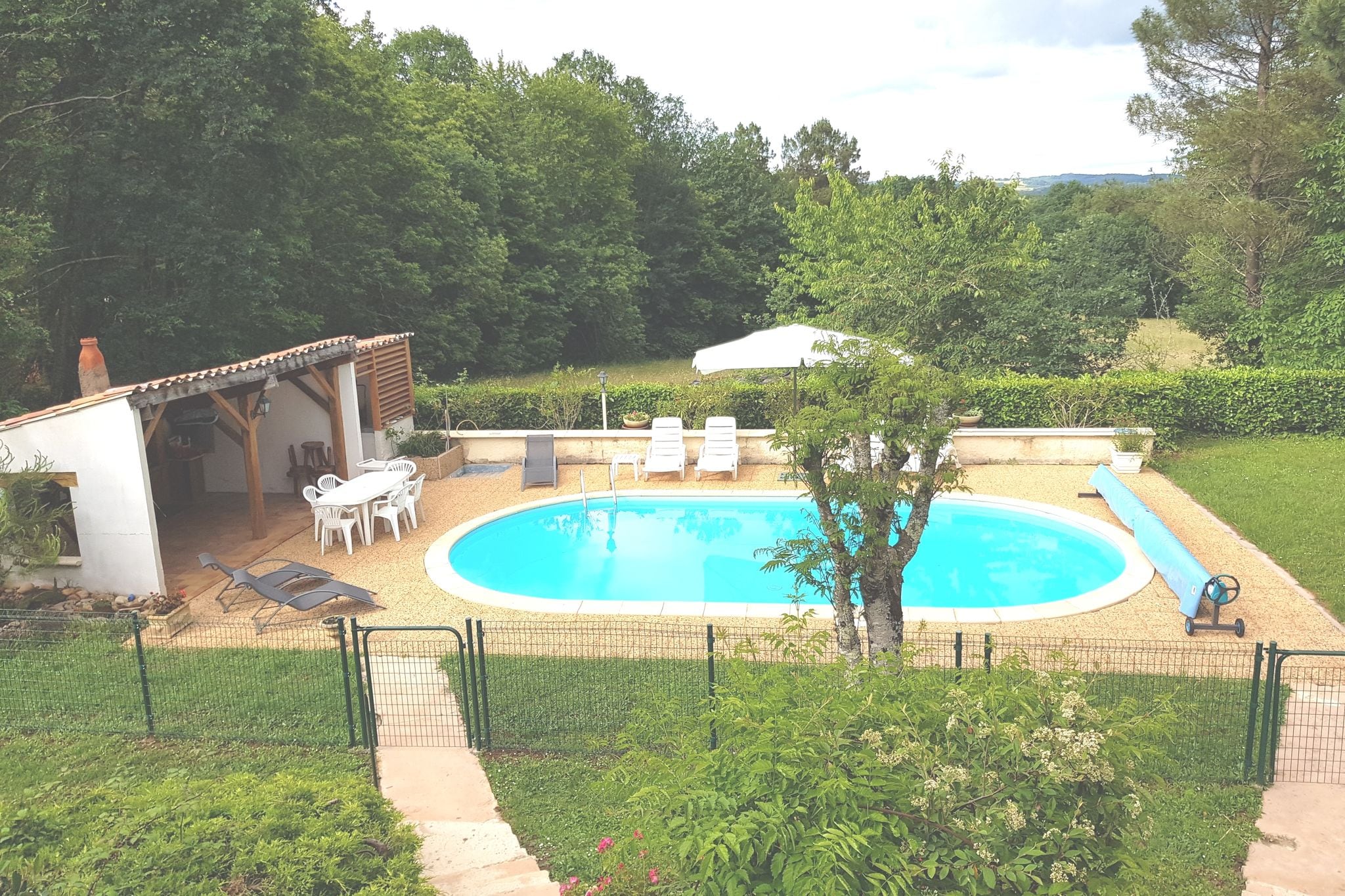 Modern Vakantiehuis in Belvès met gebruik van zwembad van de huiseigenaar