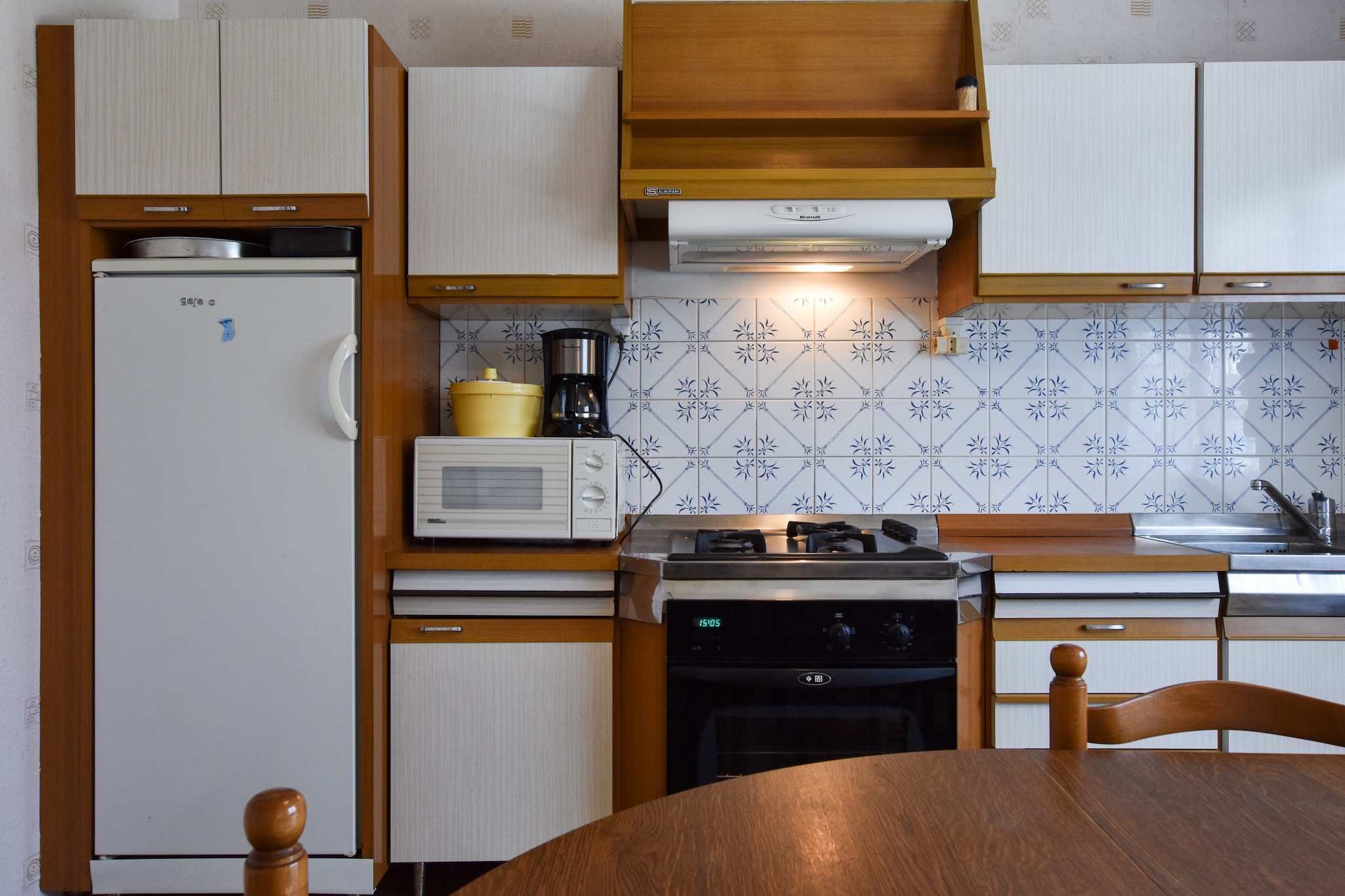 Ground floor: (Kitchen(dining table, hob, electric kettle, hood, coffee machine, oven, microwave, fridge), Living/diningroom(TV, seating area, DVD player), bedroom(double bed), toilet)\n\nOn the 1st floor: (bedroom(double bed), bedroom(single bed(160 x 200 cm)), bedroom(2x single bed), bathroom(bathtub with shower, washbasin, toilet))\n\ngarage, shower, washing machine, heating, terrace, garden, garden furniture, BBQ, parking, children\'s bed, high chair