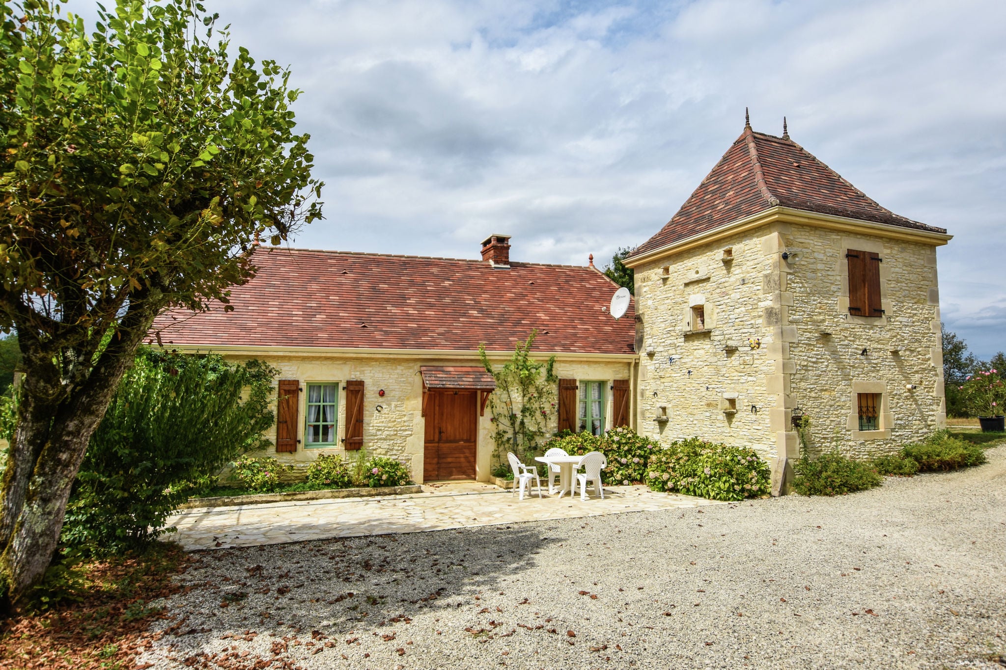 Cosy Holiday Home in Thédirac with Swimming Pool