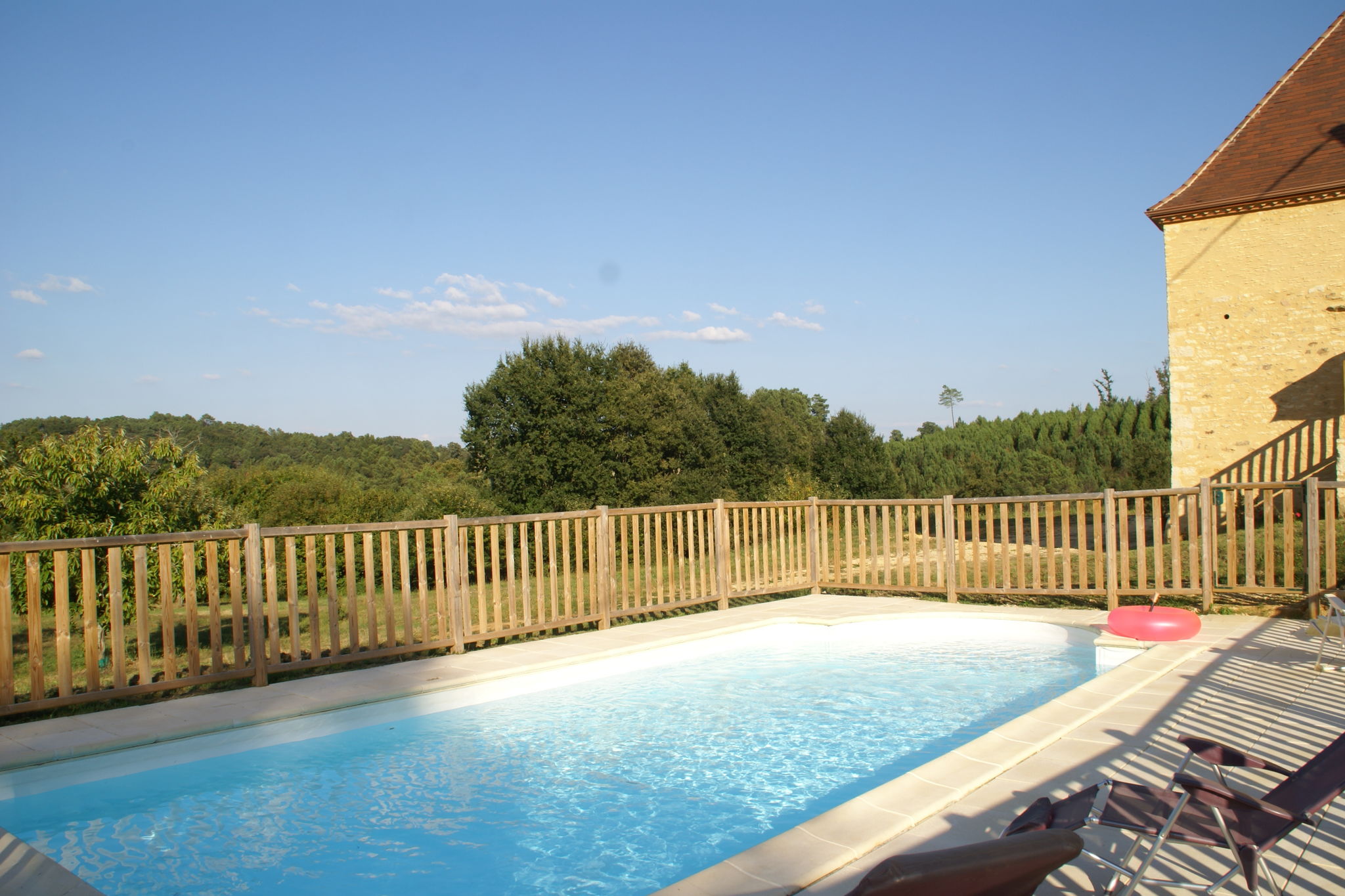Ruhiges Ferienhaus mit eigenem Swimmingpool in Loubejac