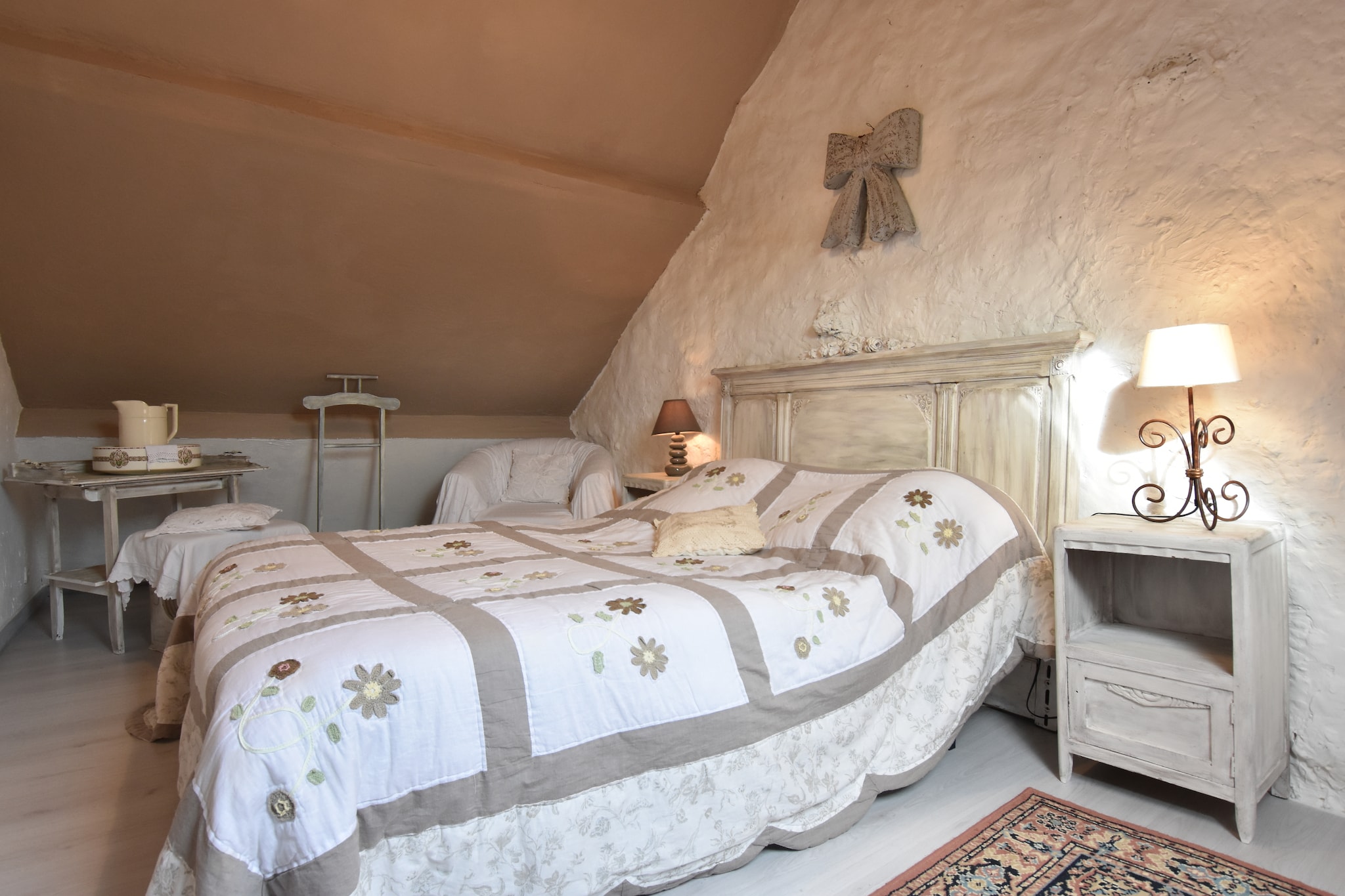 Ground floor: (Living room(single sofa bed, double sofa bed, TV), dining room(dining table), Kitchen(electric kettle, oven, microwave, dishwasher, fridge), toilet)\n\nOn the 1st floor: (bedroom(double bed(140 x 190 cm)), bedroom(2x single bed(90 x 190 cm)))\n\nbathroom(shower, washbasin), garden doors, heating(electric), terrace, garden(fenced)
