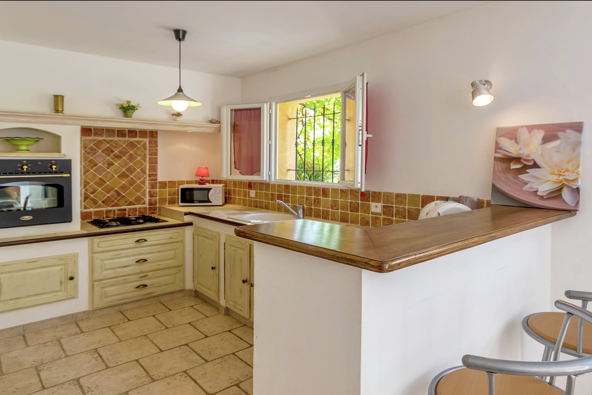 Enjoy a relaxing holiday in this charming detached home in Aups, ideal for a family of 4. With 2 bedrooms and plenty of privacy, the house also features a large terrace, loungers, and access to a shared swimming pool. Located just 600 m from the medieval village centre, this is a perfect retreat for walking enthusiasts and nature lovers alike. The village of Aups, known for its truffles, hosts a lively market and has a traditional French bakery. For day trips, explore the stunning Gorges du Verdon (40 km) with options for canoeing and rafting, or enjoy pedal boating on Lac de Sainte-Croix. Cultural highlights include the 12th-century Thoronet Abbey, the village of Moustiers-Ste-Marie, and the castles of Les Arcs, all within a 30-35 km radius. Back at the house, unwind in the attractively furnished garden overlooking olive groves. Sip a glass of rosé on the terrace or take a refreshing dip in the shared pool. Whether you're here to explore Provence or simply relax, this peaceful home has everything you need for a perfect stay.