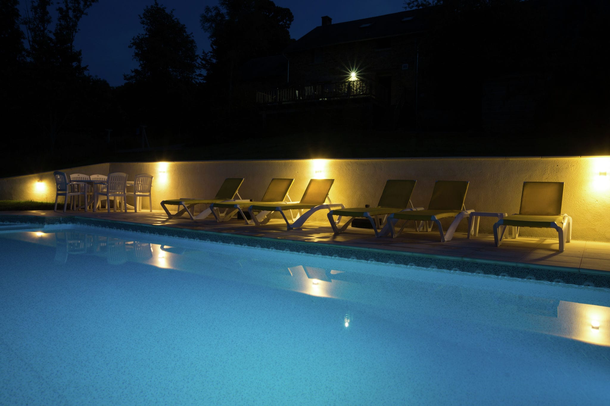 Ruim vakantiehuis in Sussac met een groot zwembad