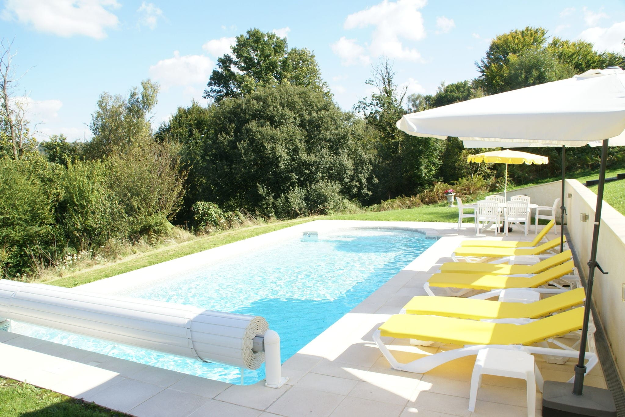 Ruim vakantiehuis in Sussac met een groot zwembad