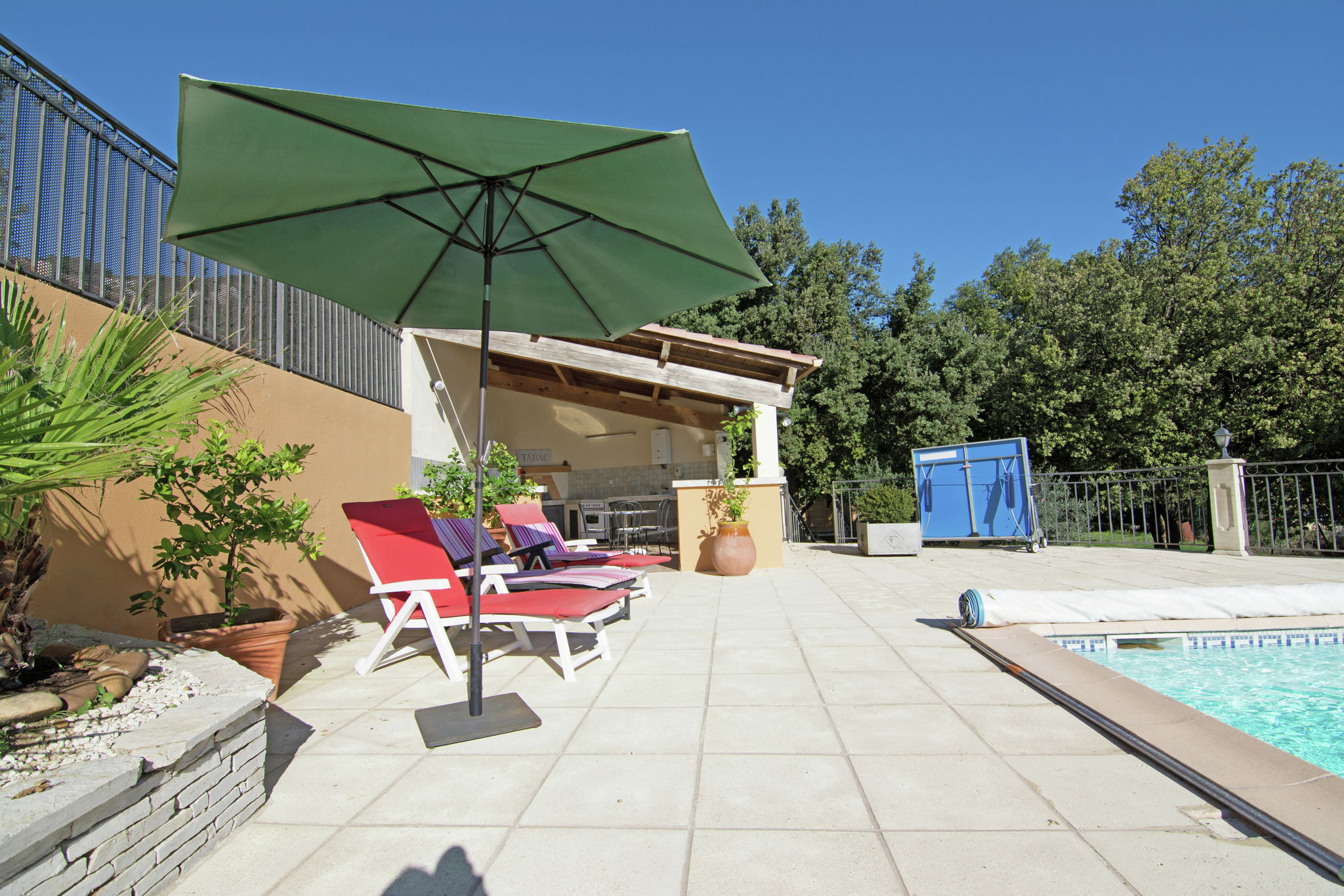Moderne villa in Ledenon met privézwembad