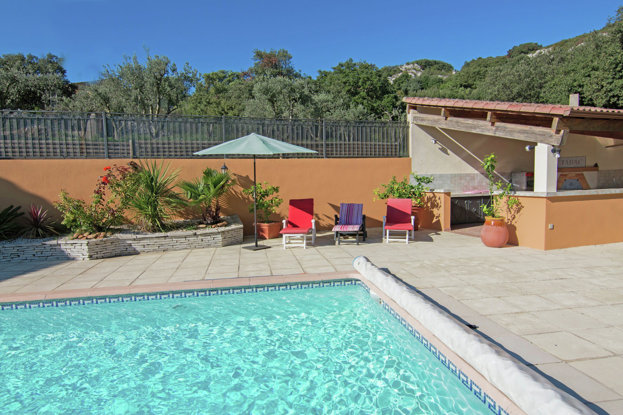 Moderne villa in Ledenon met privézwembad