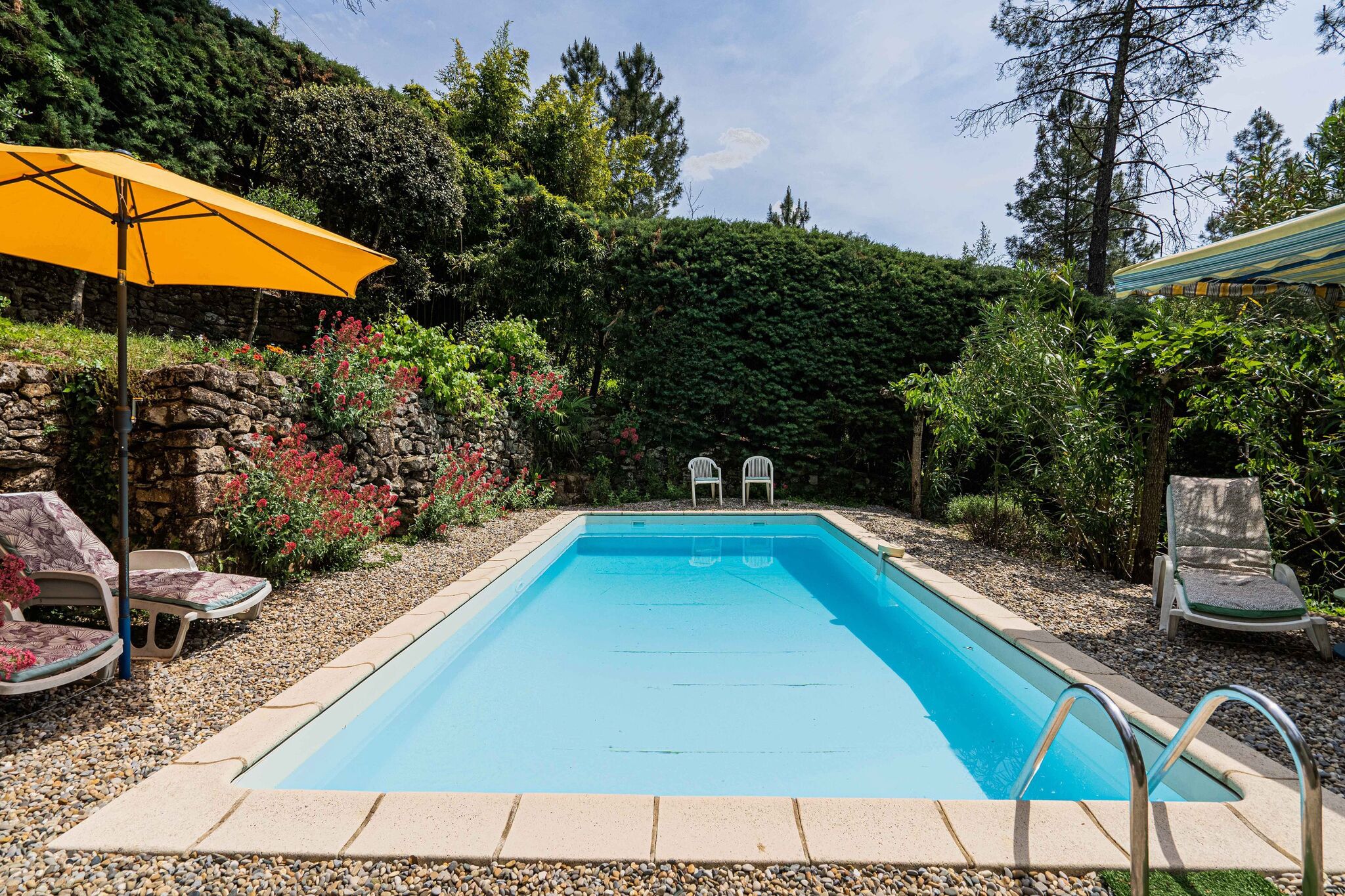 Maison de vacances agréable avec piscine privée aux Salelles