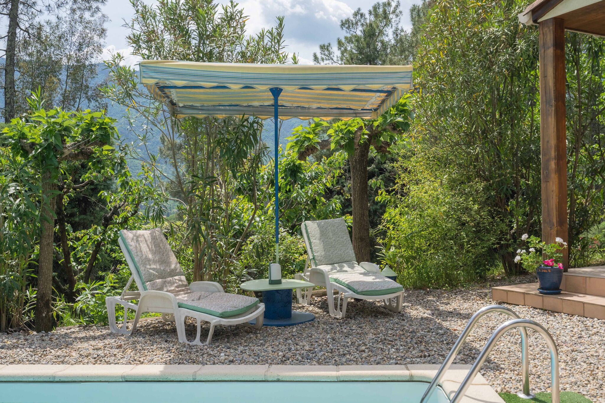 Maison de vacances agréable avec piscine privée aux Salelles