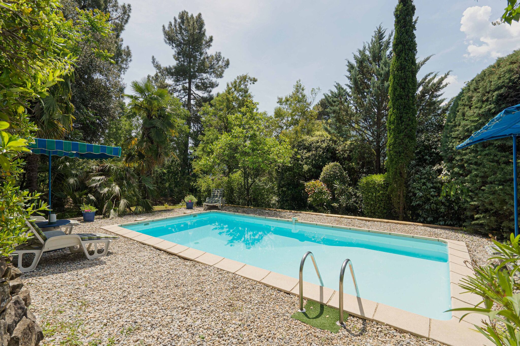 Sereen vakantiehuis in Les Salelles met een zwembad