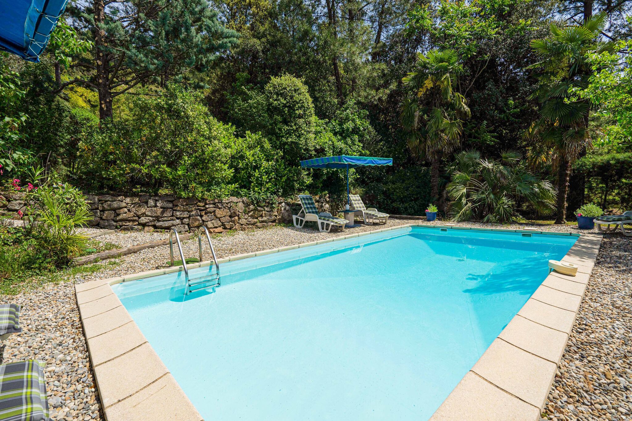 Sereen vakantiehuis in Les Salelles met een zwembad
