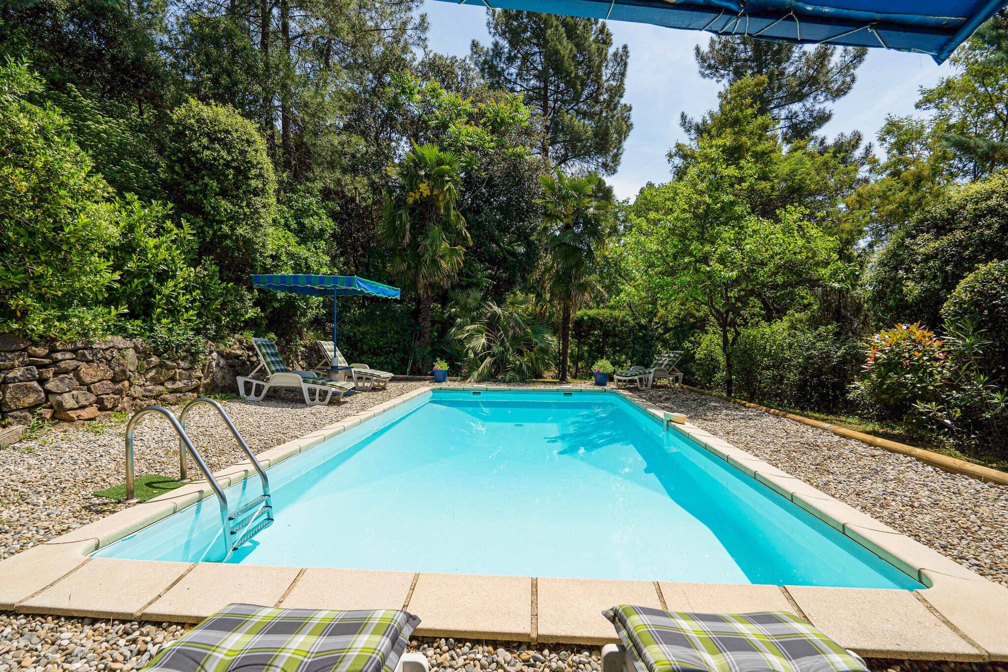 Ruhiges Ferienhaus mit Swimmingpool in Les Salelles