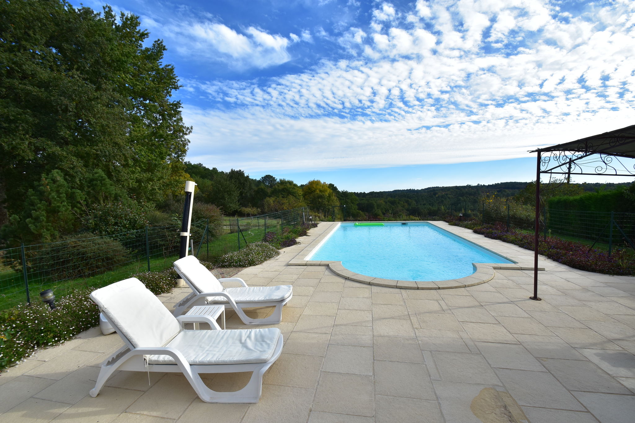 Maison de vacances avec piscine privée à Montcléra en France