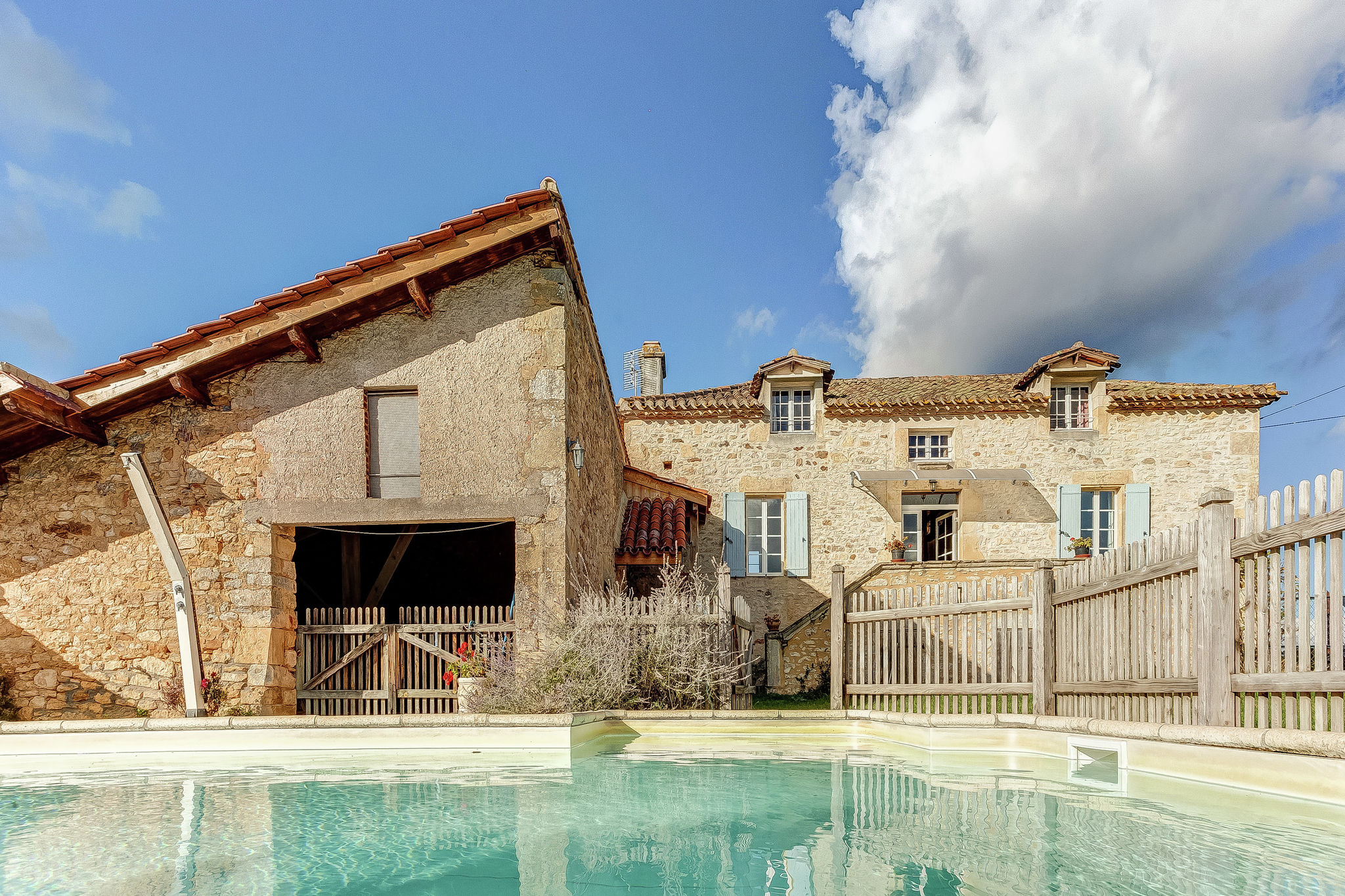 Vintage Holiday Home in Loubejac with a Private Pool