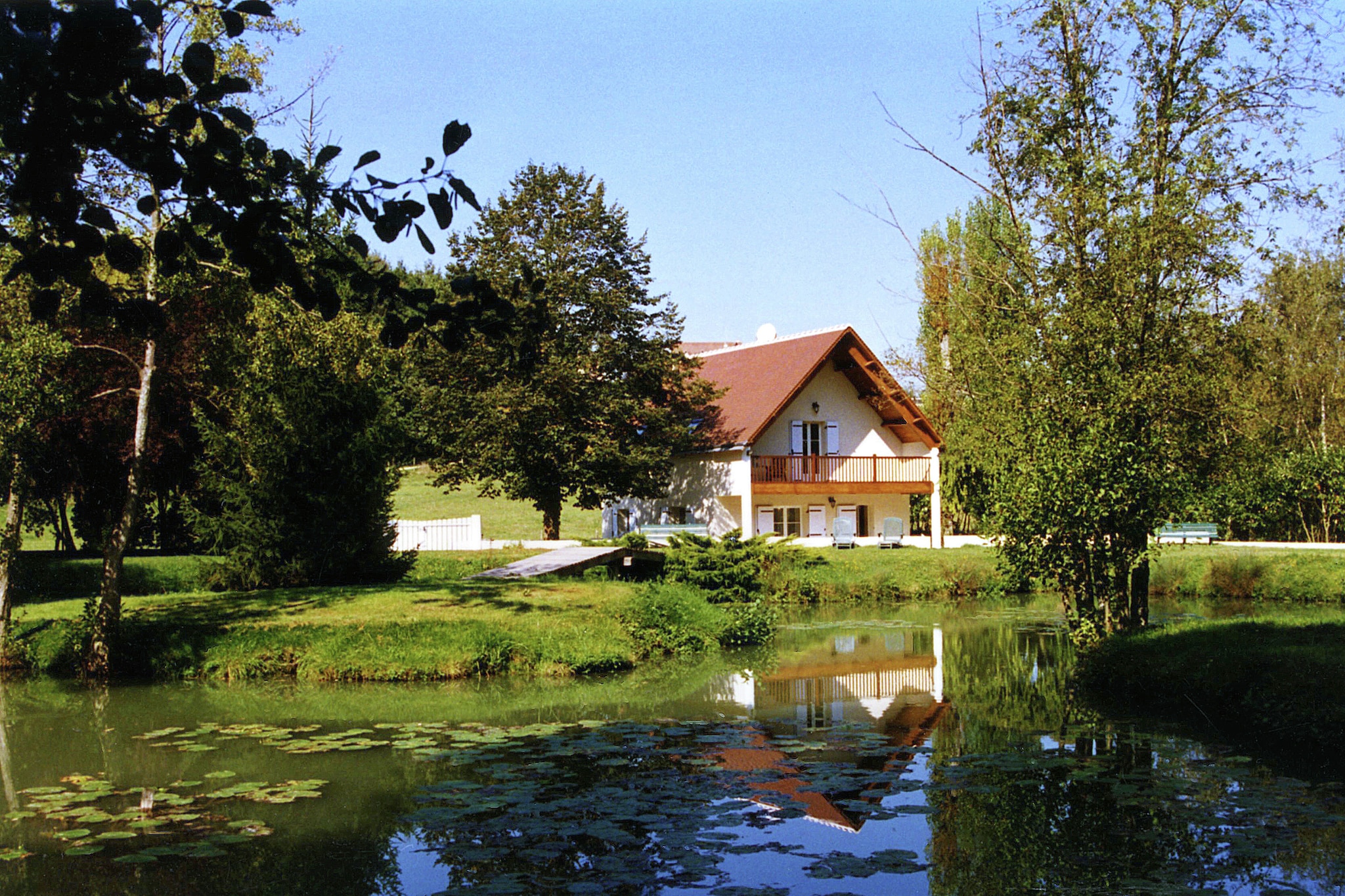 Charming holiday home with pool and pond