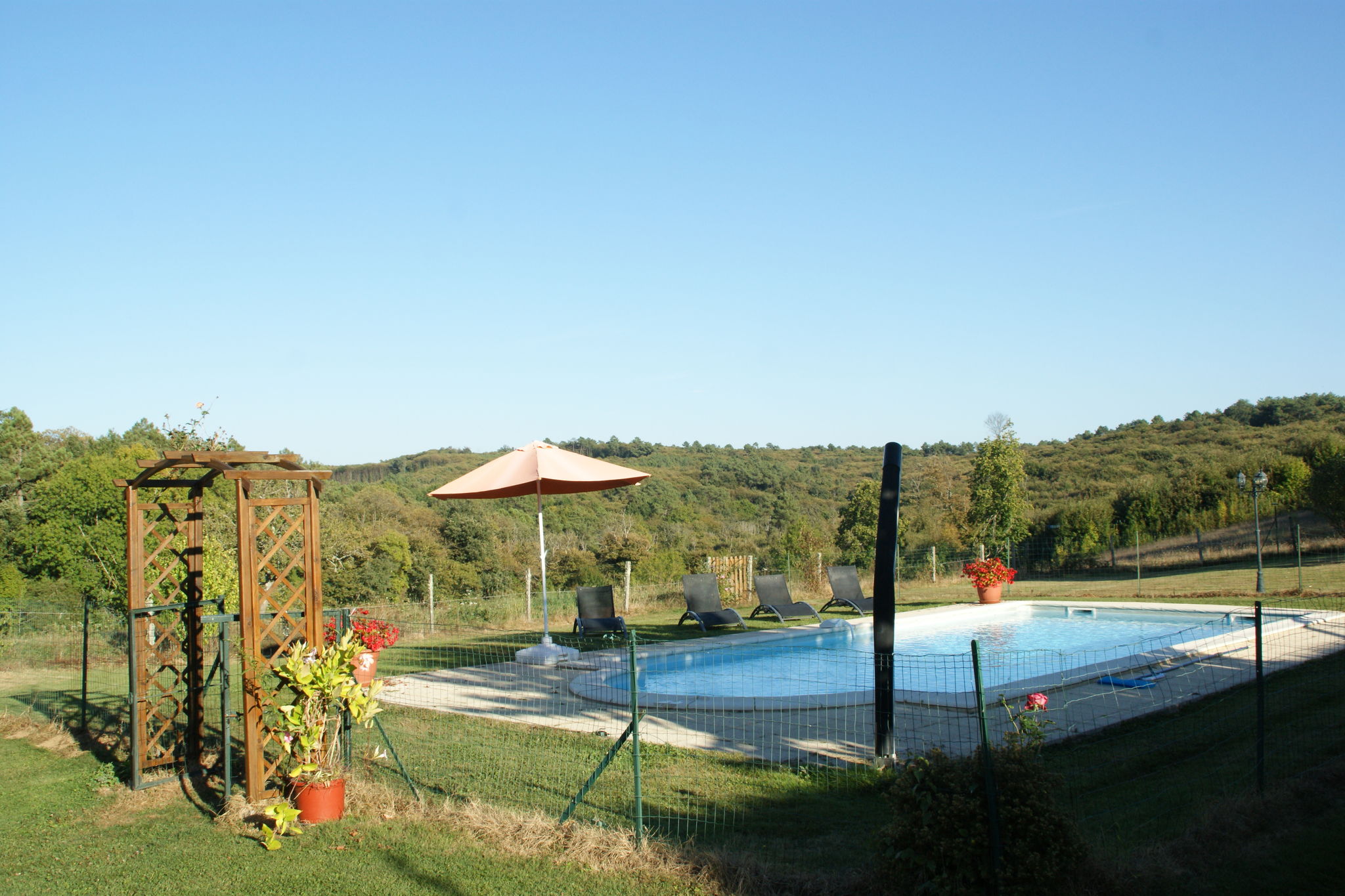 Mooie gelijkvloerse vakantiewoning met privé zwembad en omheinde tuin