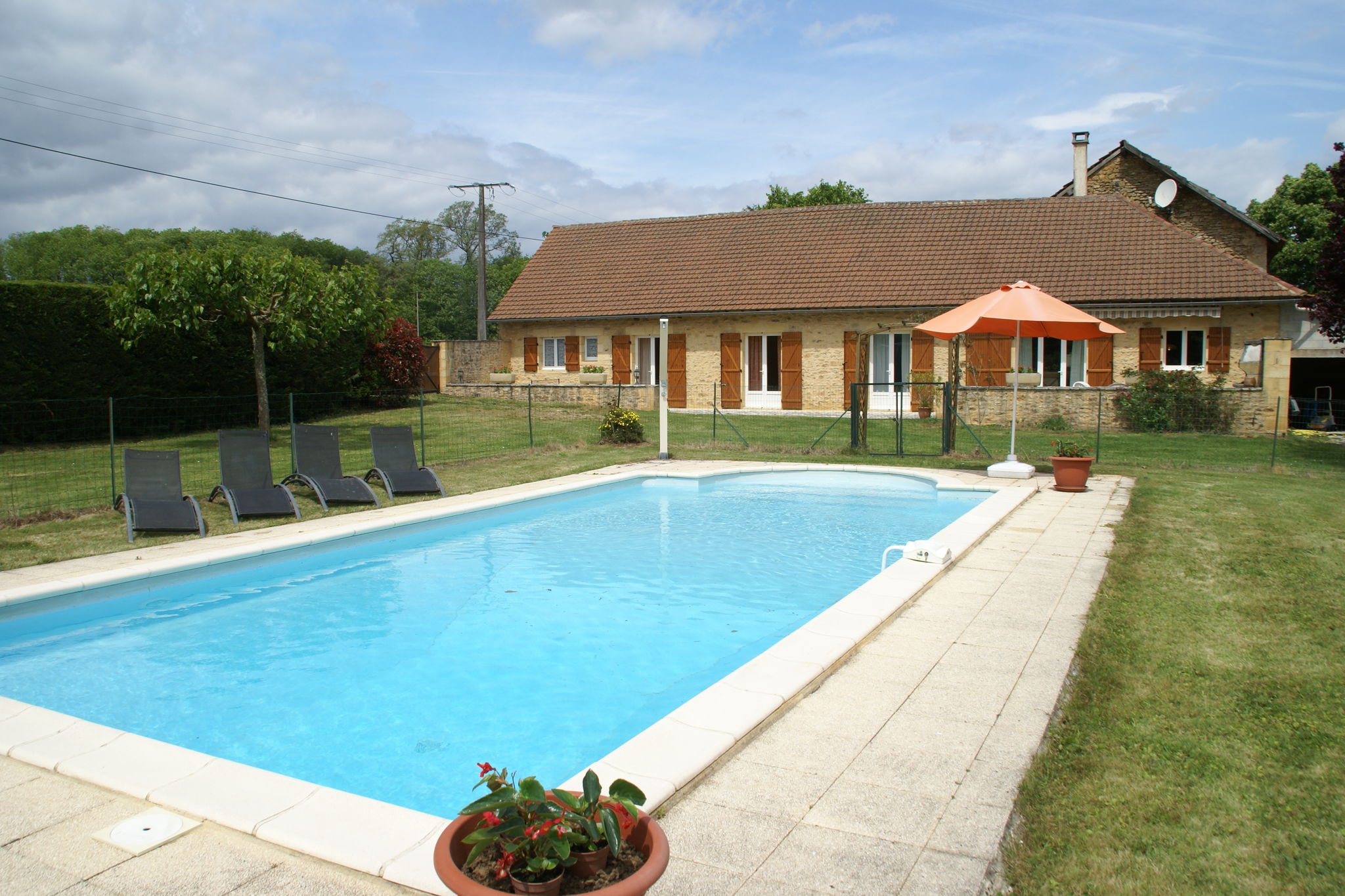 Mooie gelijkvloerse vakantiewoning met privé zwembad en omheinde tuin