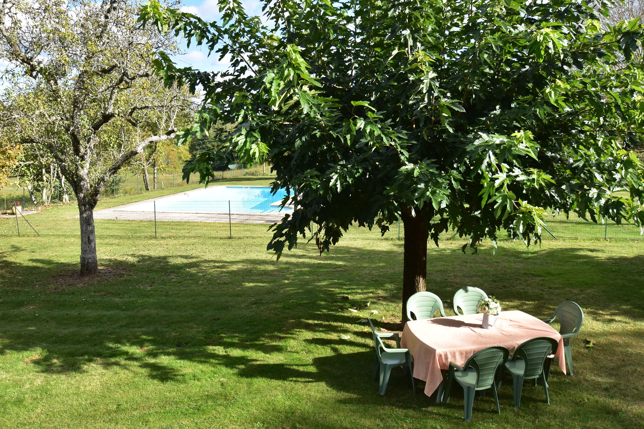 Vintage Holiday Home in Besse with Swimming Pool