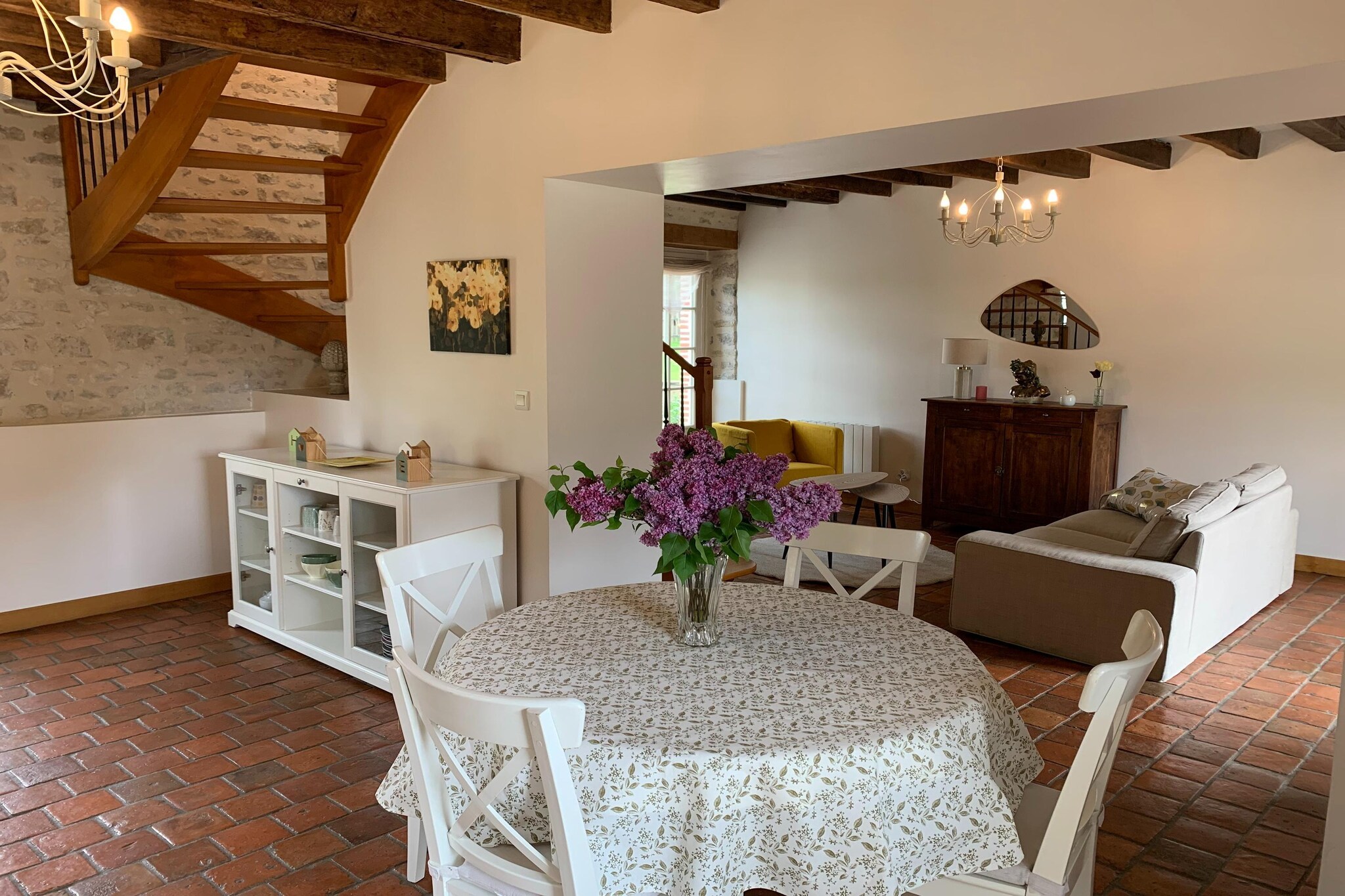 Ground floor: (Living room(TV, stove(wood), DVD player), open kitchen(coffee machine, oven, microwave, dishwasher, fridge-freezer), toilet(toilet), garden doors)\n\nOn the 1st floor: (Bedroom with bathroom(double bed, shower, toilet), Bedroom with bathroom(2x single bed, shower))\n\ngarage, washing machine, terrace, garden, garden furniture, BBQ, sand pit, play equipment, table tennis table, children\'s bed, high chair