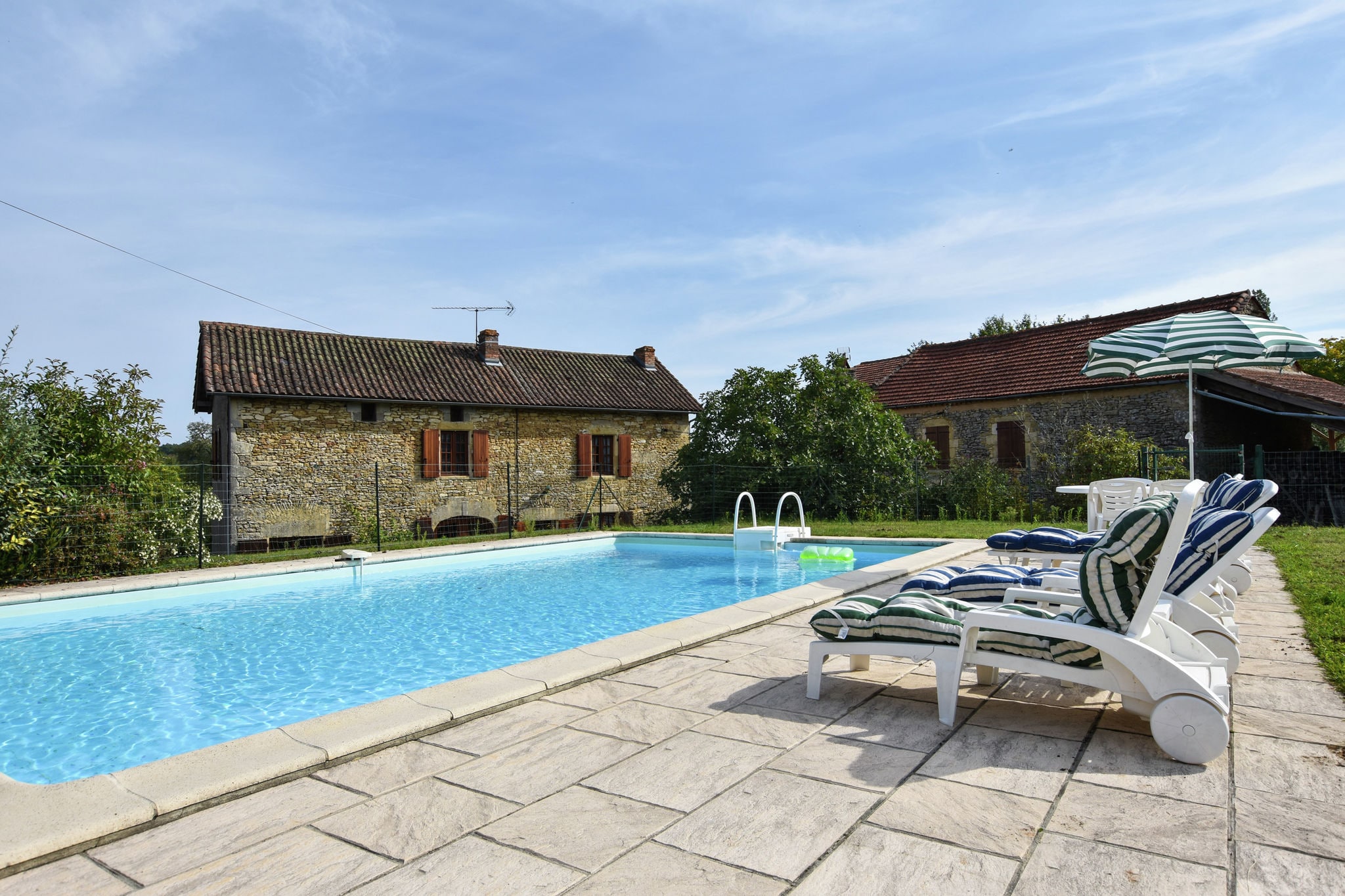 Charaktervolles Ferienhaus mit eigenem Pool und schönen Dörfern in der Nähe.