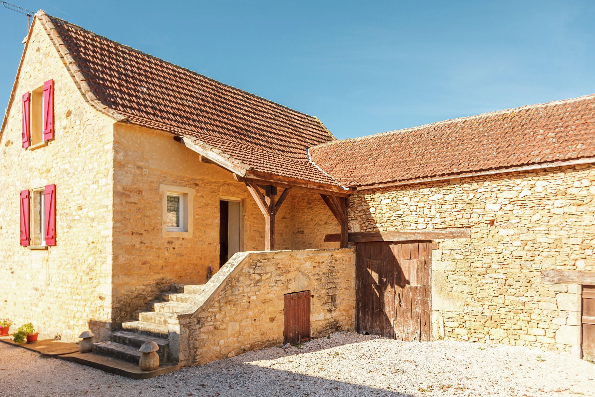 Authentique maison en pierre ocre à Prats-du-Périgord avec piscine privée
