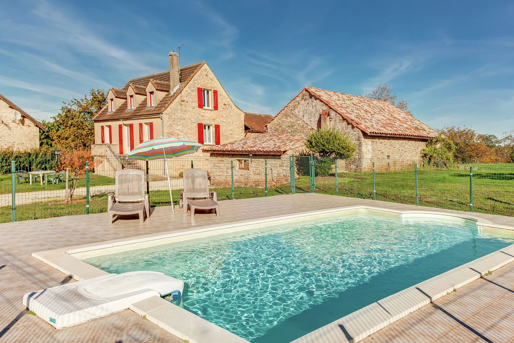 Authentique maison en pierre ocre à Prats-du-Périgord avec piscine privée