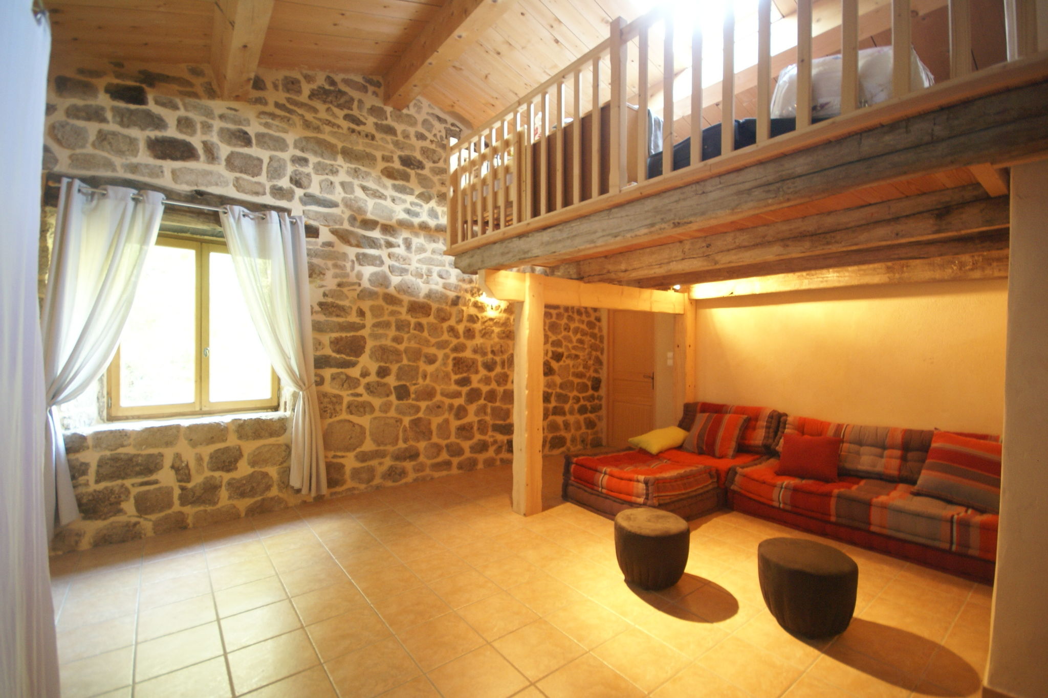 Maison de vacances confortable à Burzet avec terrasse
