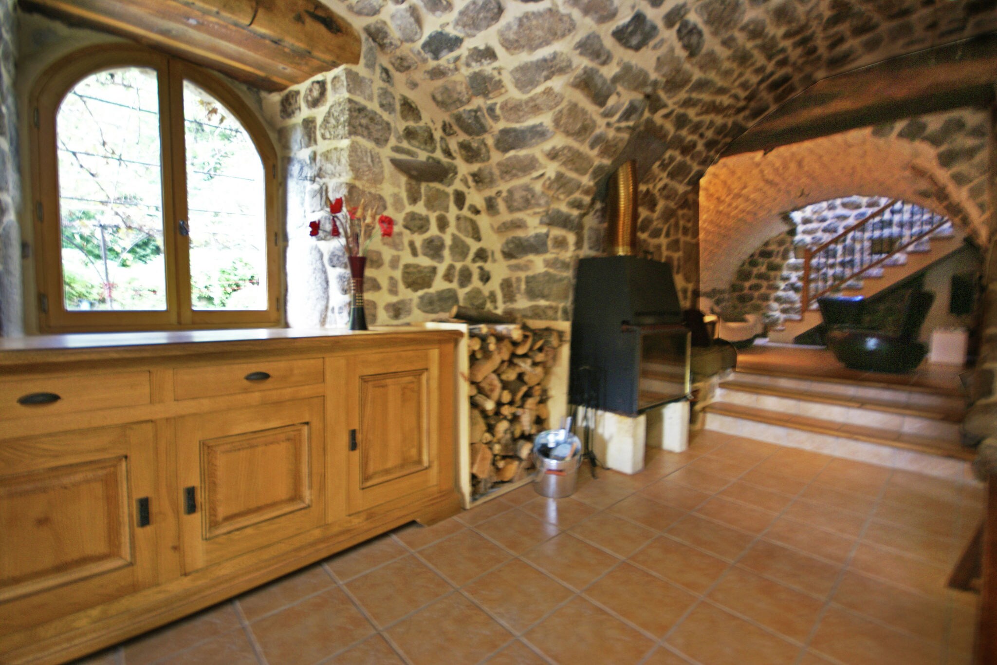 Maison de vacances confortable à Burzet avec terrasse