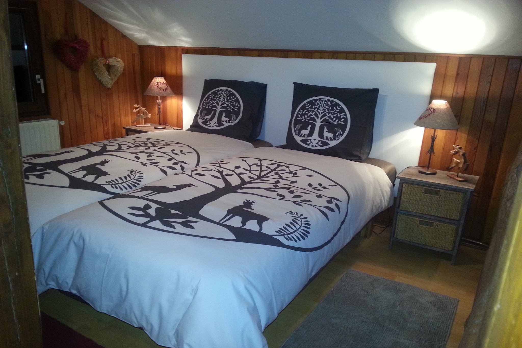 Located in the quiet village of Hommert, this 2-bedroom chalet offers a serene retreat for families of up to 4 guests. Surrounded by nature, the furnished garden and patio invite you to enjoy sunny brunches or evening drinks with loved ones.

The region offers plenty of activities: play a match at the tennis court or golf course (15 km), swim in the nearby lake or public pool (15 km), or dine at local restaurants (3 km). Sarrebourg (12 km) and Saverne (19 km) are perfect for day trips, offering cultural charm and scenic walks. A grocery store (1 km) ensures easy access to essentials.

Inside, the living room stove adds warmth and ambiance, while modern amenities like free WiFi, washing machine, and tumble dryer ensure a comfortable stay. Families with young children will appreciate the cot and high chair, and the chaletâ€™s thoughtful layout makes it easy to relax and reconnect.

Whether you're exploring the Vosges or simply unwinding in the garden, this Hommert chalet promises a peaceful and practical getaway.