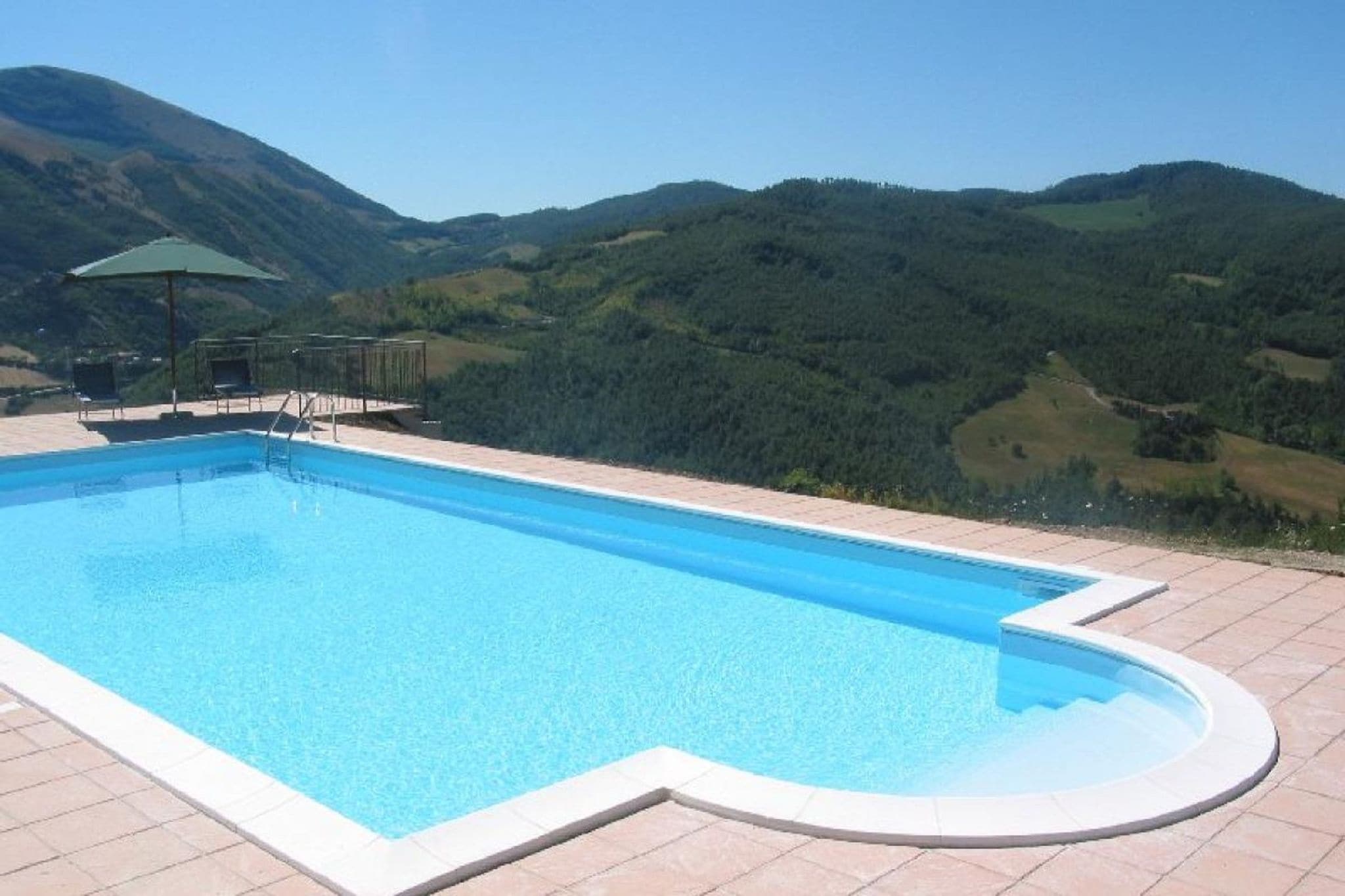 Kindvriendelijke vakantiewoning in Apecchio met zwembad
