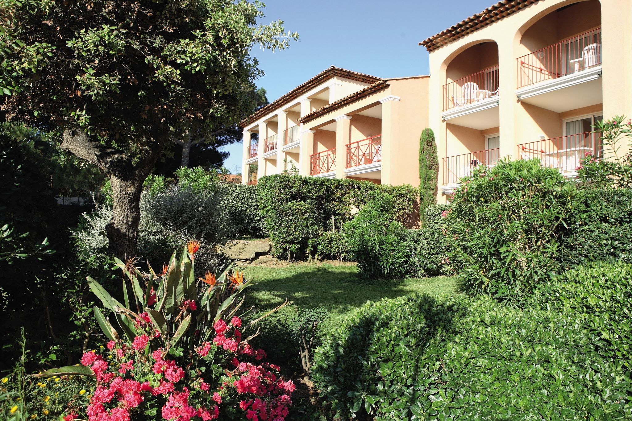 Mediterranean apartment on the gorgeous peninsula of Giens