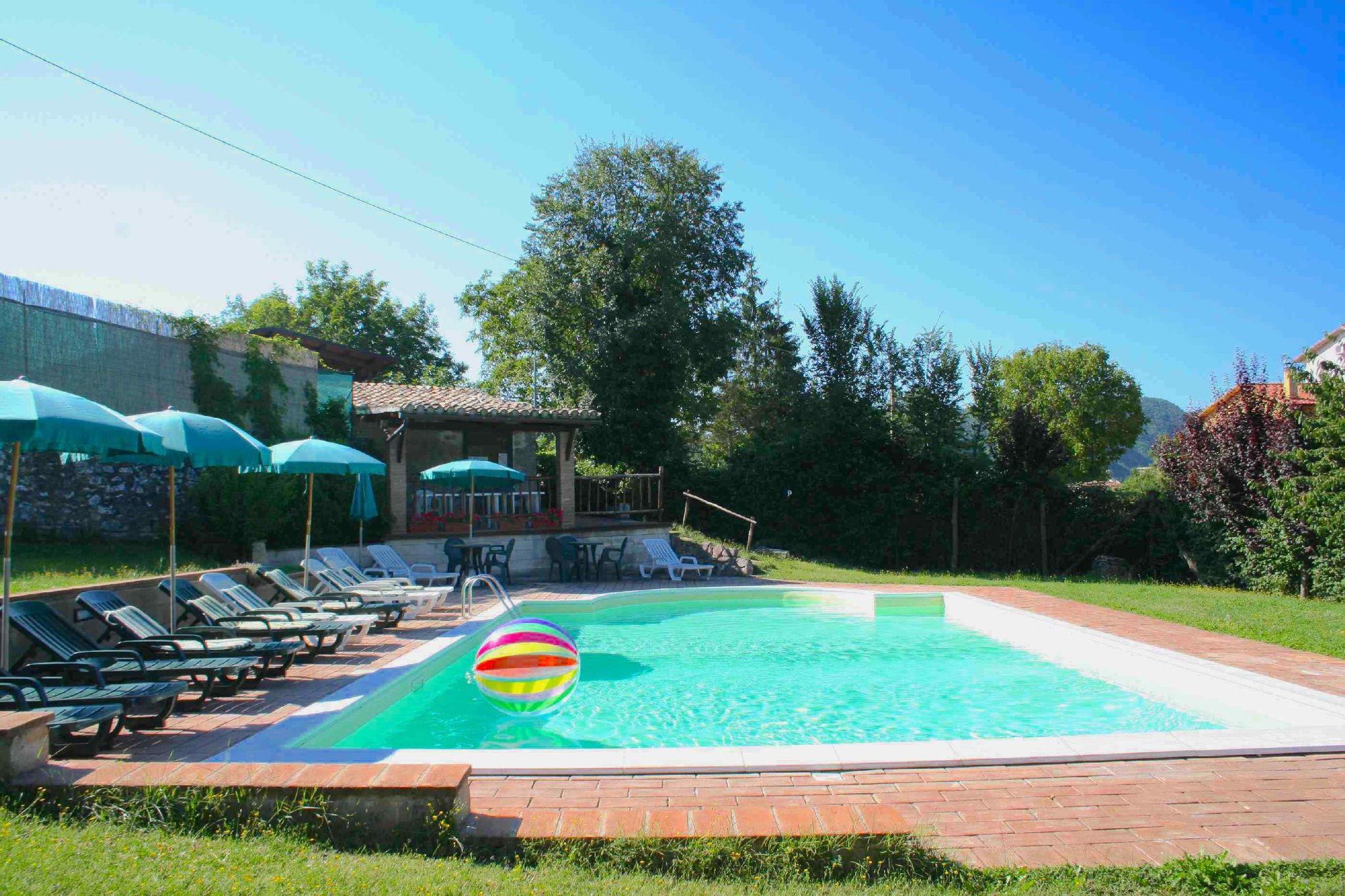 Ruhiges Ferienhaus in Sellano mit Pool