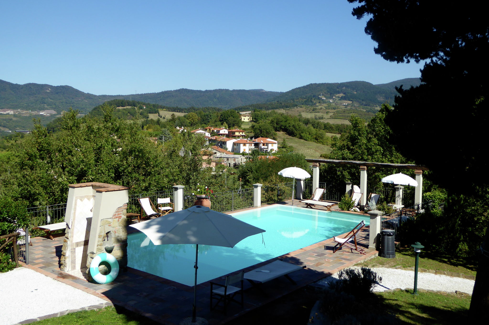 Jolie maison de vacances à Montecarelli avec piscine
