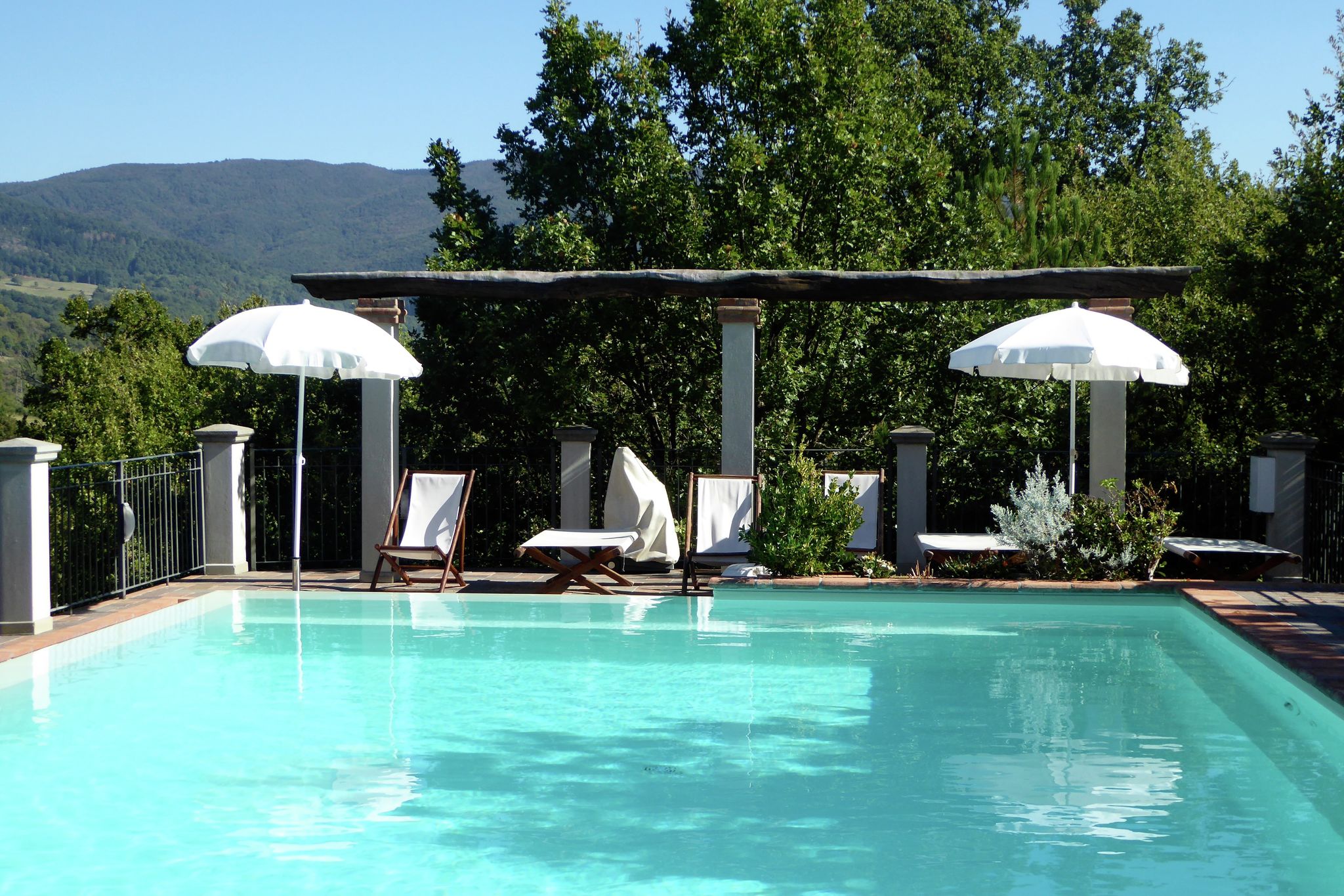 Luxuriöses Ferienhaus in Montecarelli mit Pool