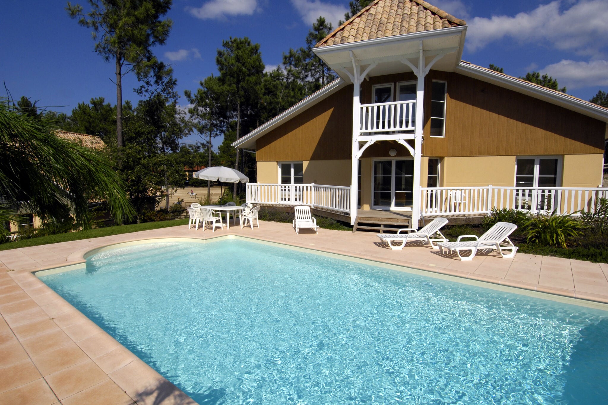 Luxe, vrijstaande villa met privé zwembad op 2, 2 km. van zee