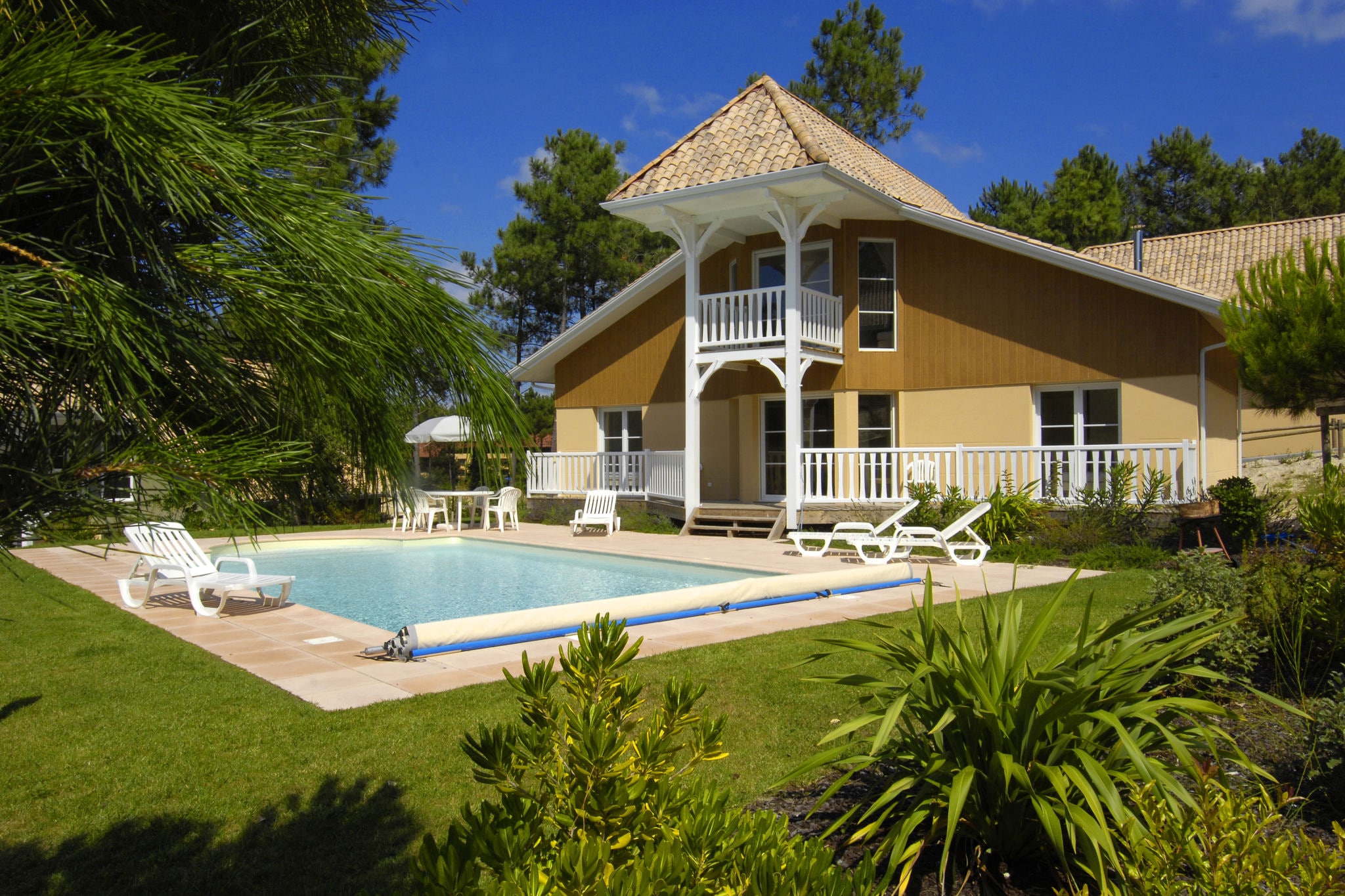 Luxe, vrijstaande villa met privé zwembad op 2, 2 km. van zee