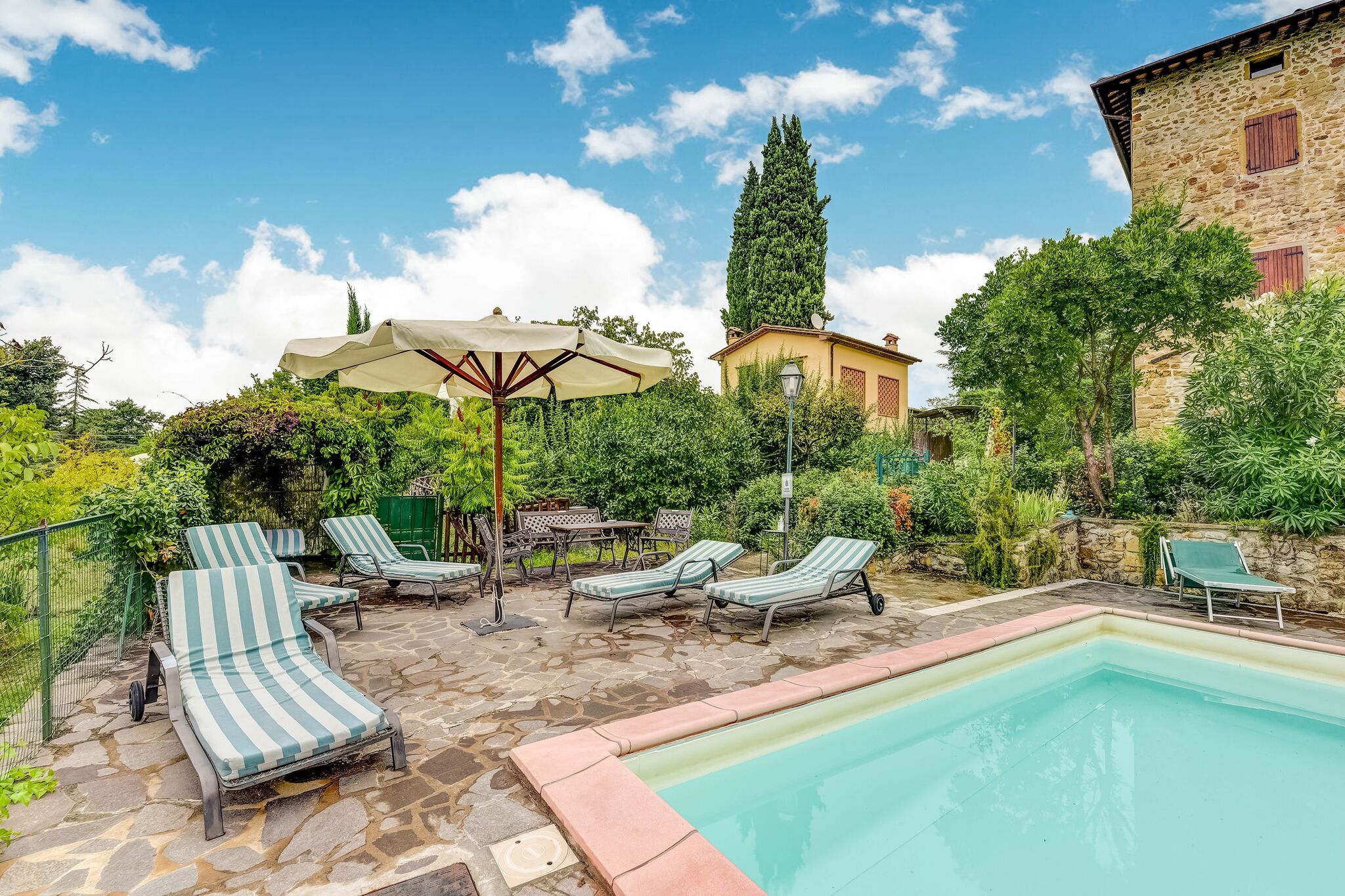 Einladendes Ferienhaus mit Swimmingpool in Le Ville