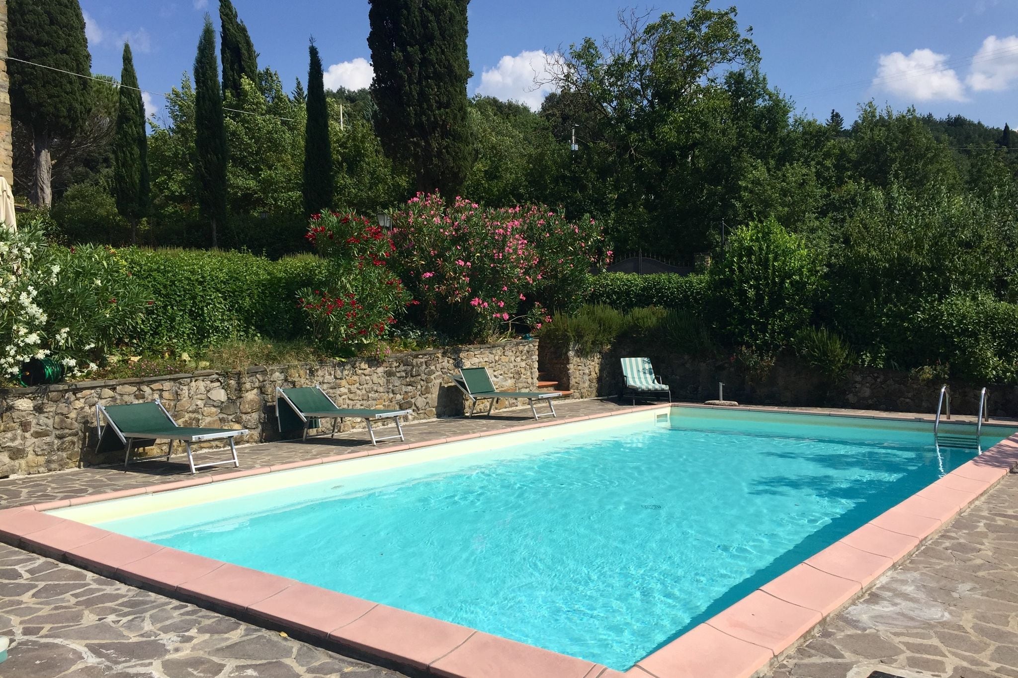 Großräumiges Ferienhaus mit Swimmingpool in Le Ville