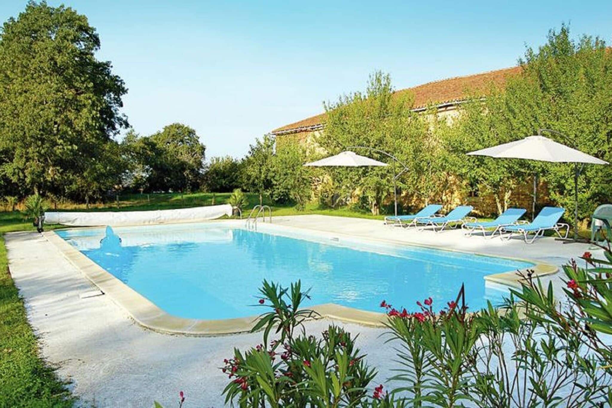 Luxuriöses Ferienhaus mit Swimmingpool in Pressac